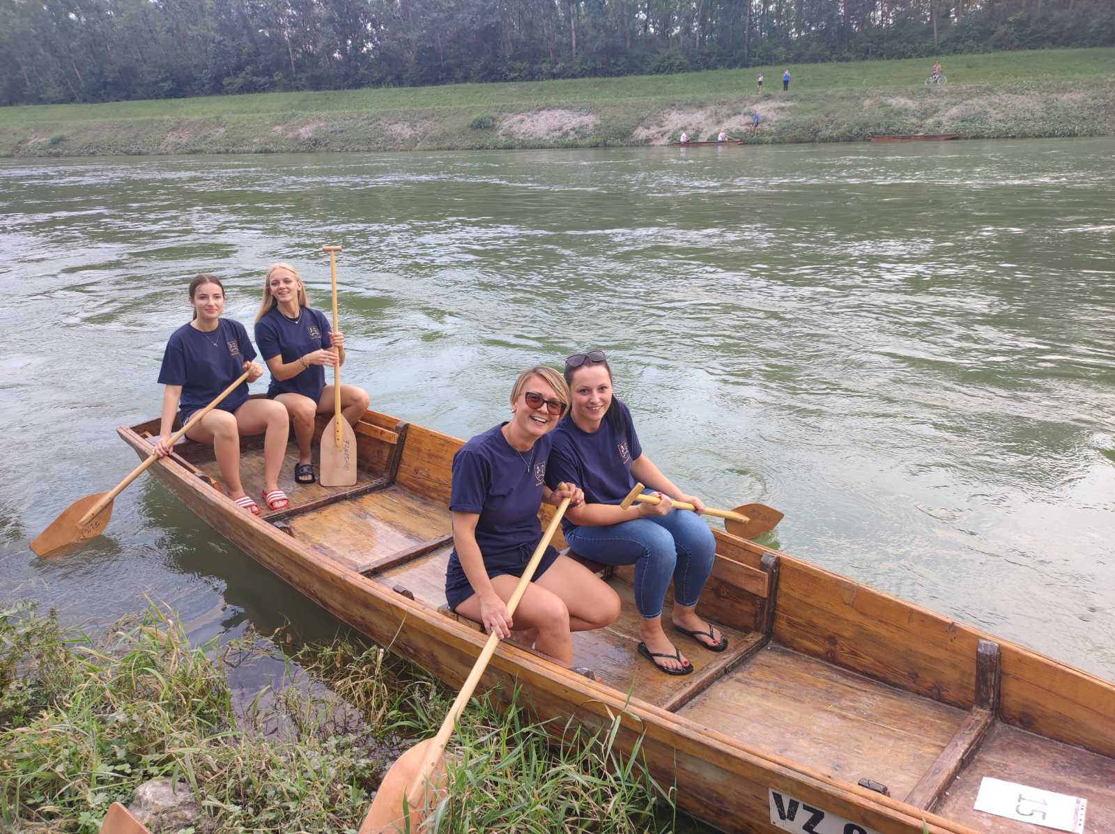 FOTO Pobjednici natjecanja u ekipnom veslanju dravskim čamcima su ekipe ‘Royal transport’ i ‘Fljojsarice’ FOTO Pobjednici natjecanja u ekipnom veslanju dravskim čamcima su ekipe ‘Royal transport’ i ‘Fljojsarice’