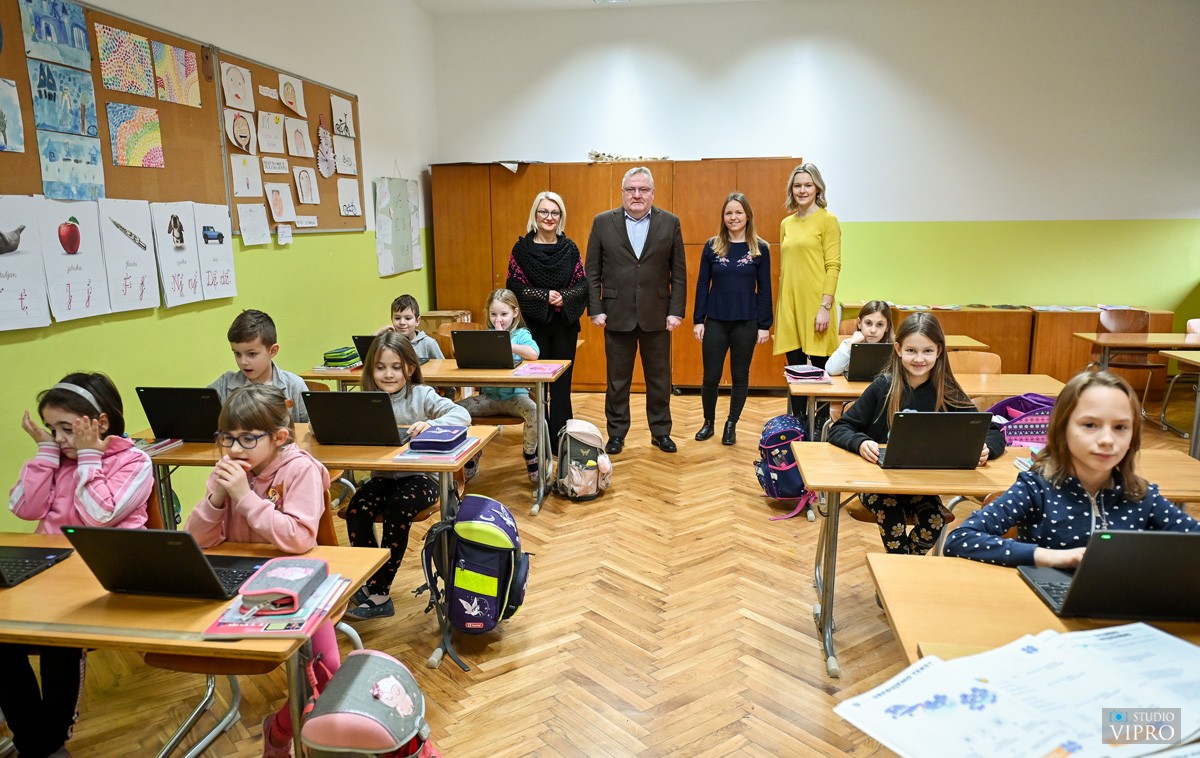 Donacija prijenosnih računala Osnovnoj školi Prelog