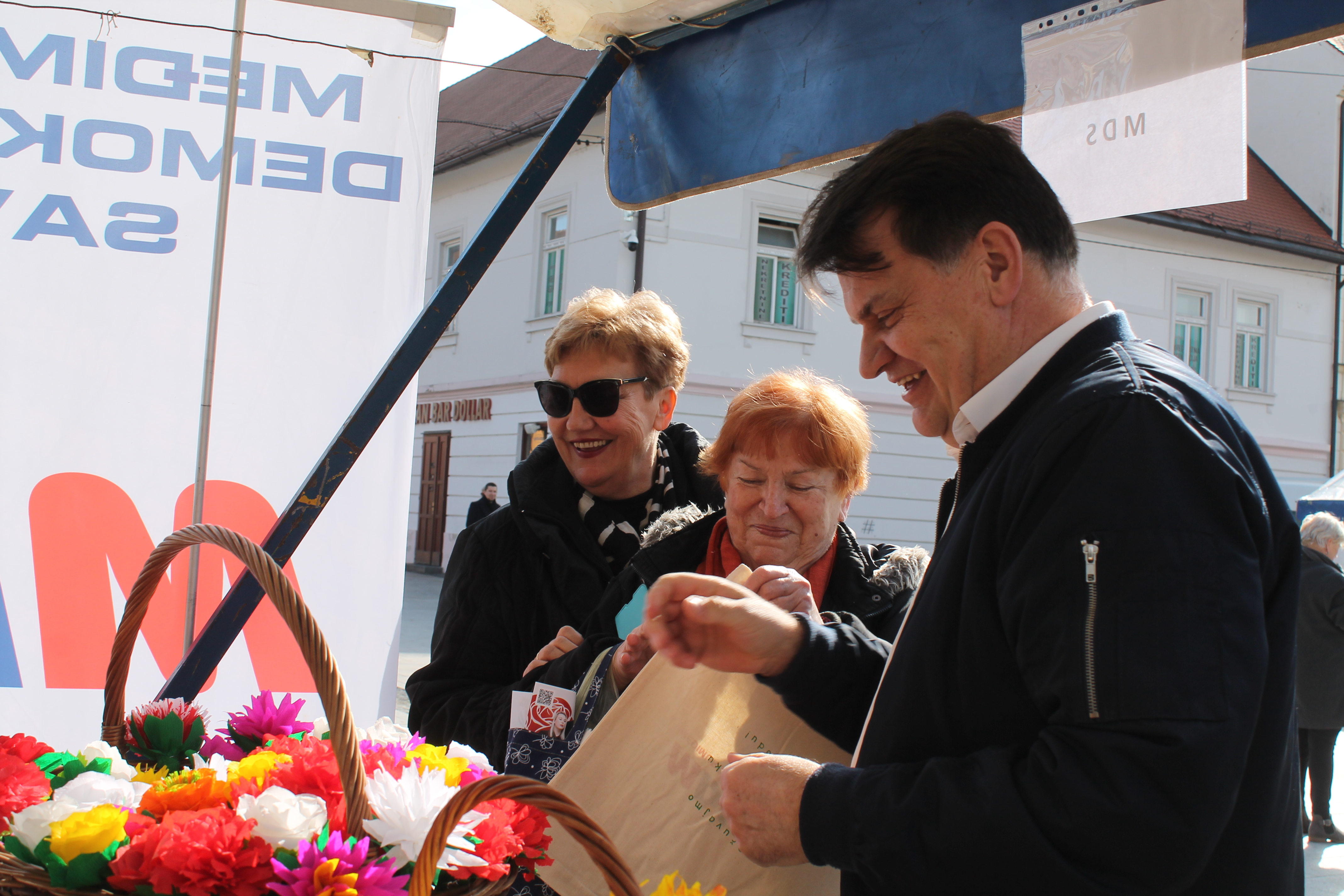 ‘ŽENE, SRETAN VAM VAŠ DAN’ Političari darivali prolaznice gradom