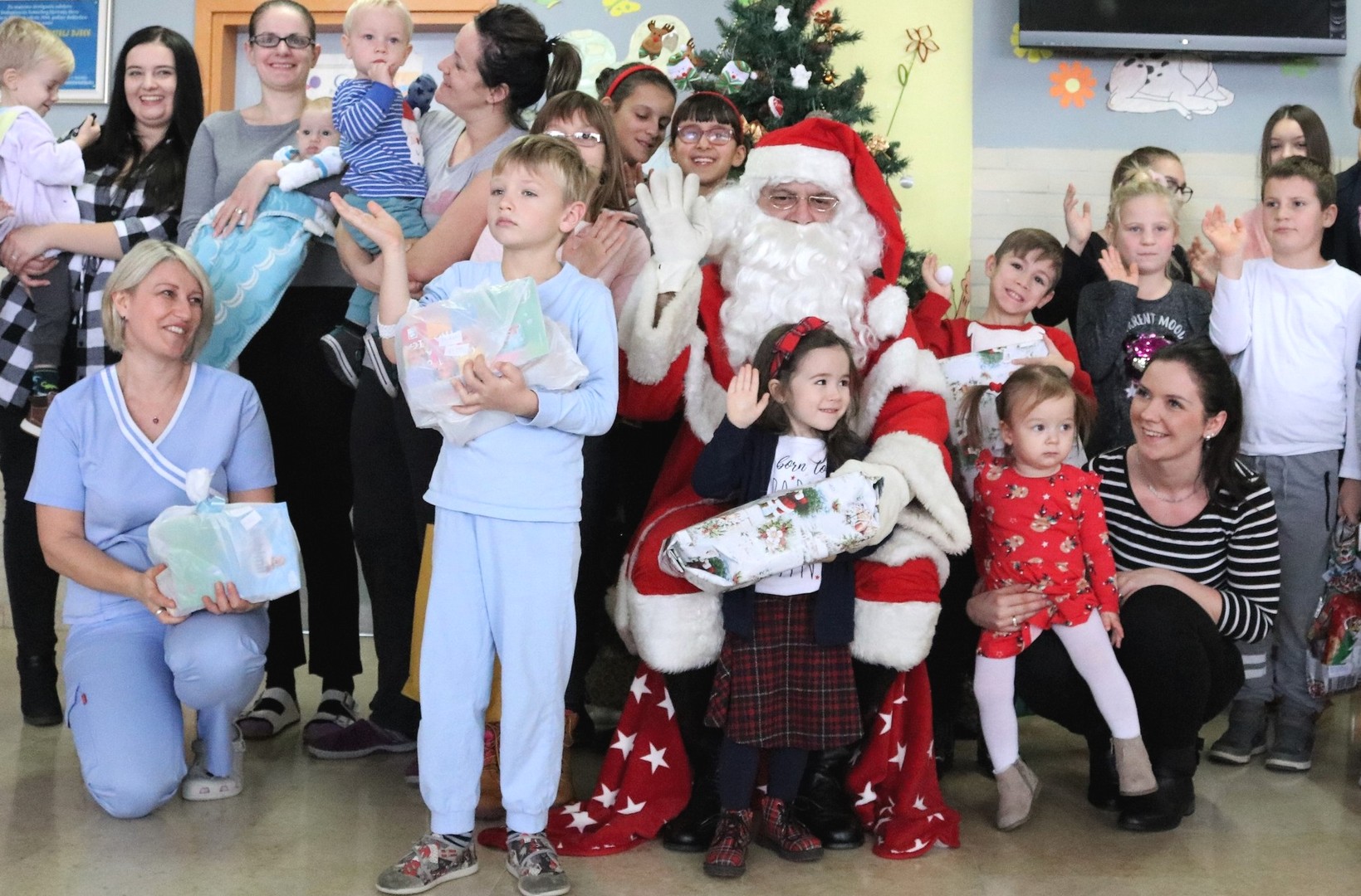 Djed Mraz predstavom i poklonima razveselio mališane s dječjeg odjela ŽB Čakovec