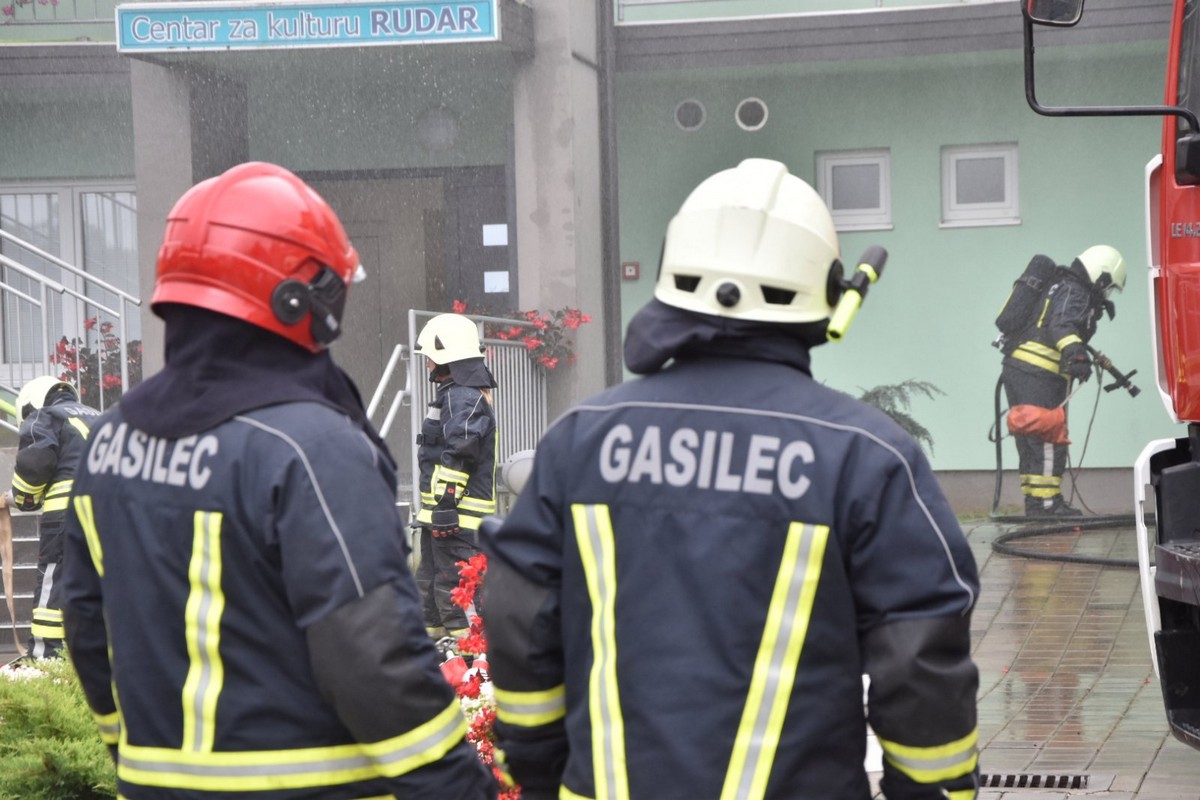 MURSKO SREDIŠĆE Održana uzbudljiva vježba u kojoj su vatrogasci uspješno ugasili požar i spasili unesrećene MURSKO SREDIŠĆE Održana uzbudljiva vježba u kojoj su vatrogasci uspješno ugasili požar i spasili unesrećene
