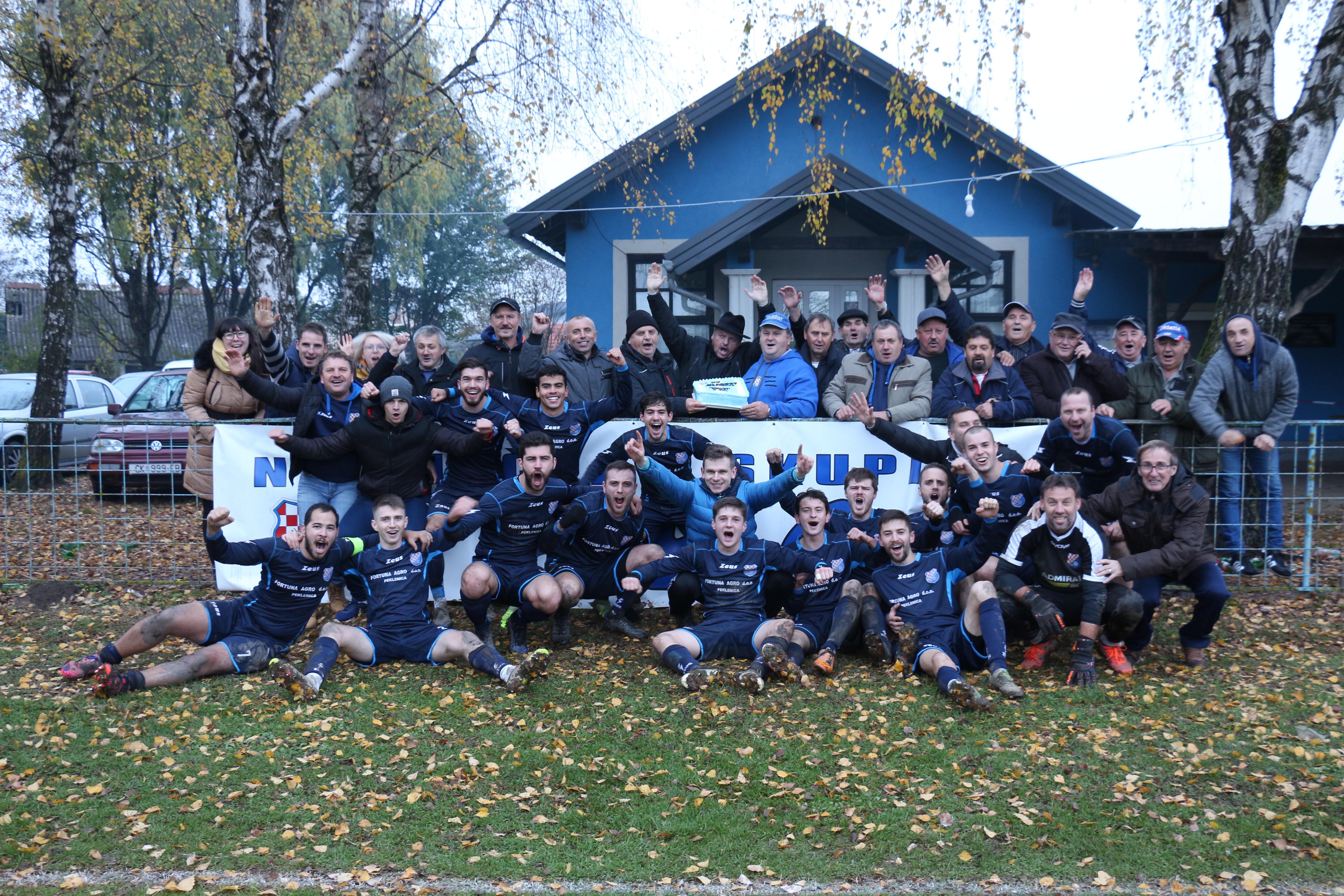 VELIKI NAVIJAČ Stanislav Pintarić ‘Geci’ obradovao igrače Mladosti iz Dekanovca šampionskom tortom