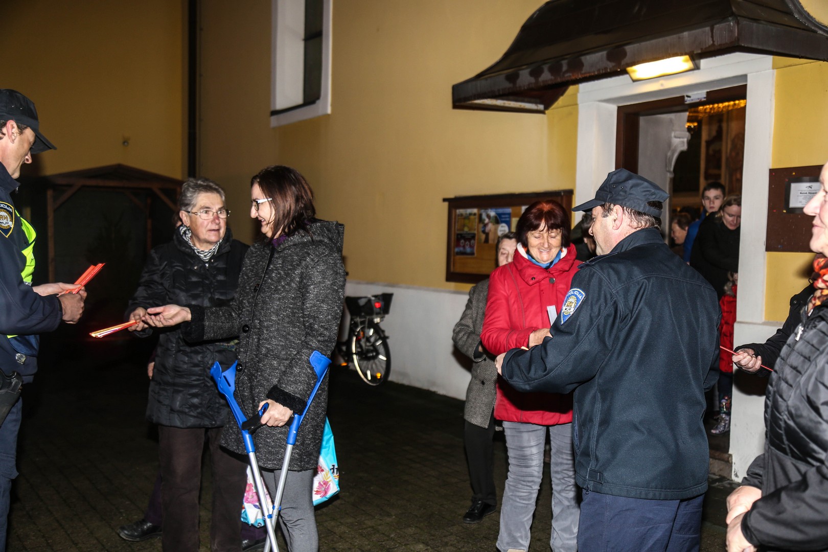 Policija u Prelogu vjernicima na izlasku iz crkve dijelila reflektirajuće materijale