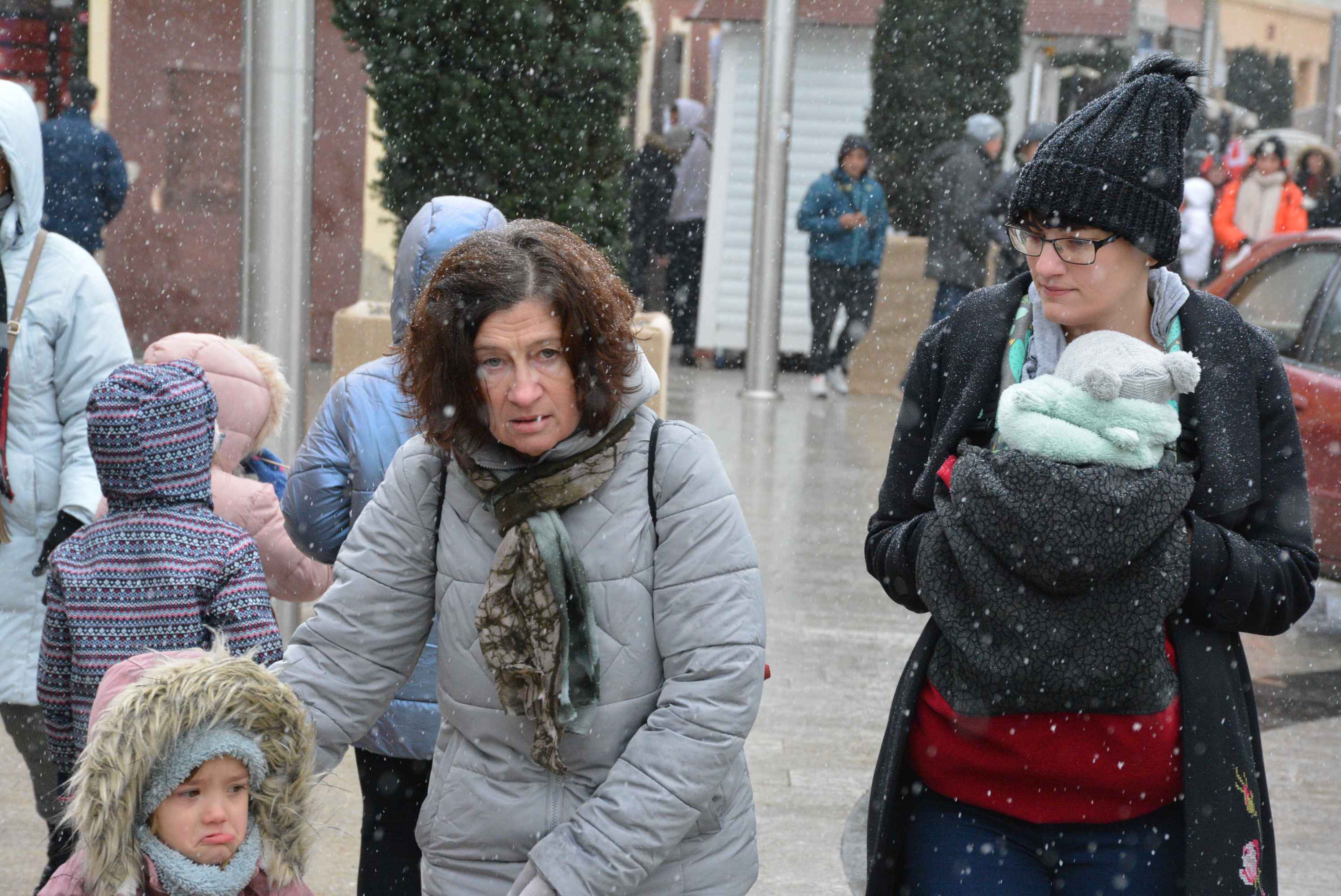 FOTO/VIDEO Zabundani veliki i mali unatoč gustom snijegu i hladnoći proveli prijepodne u veselom raspoloženju