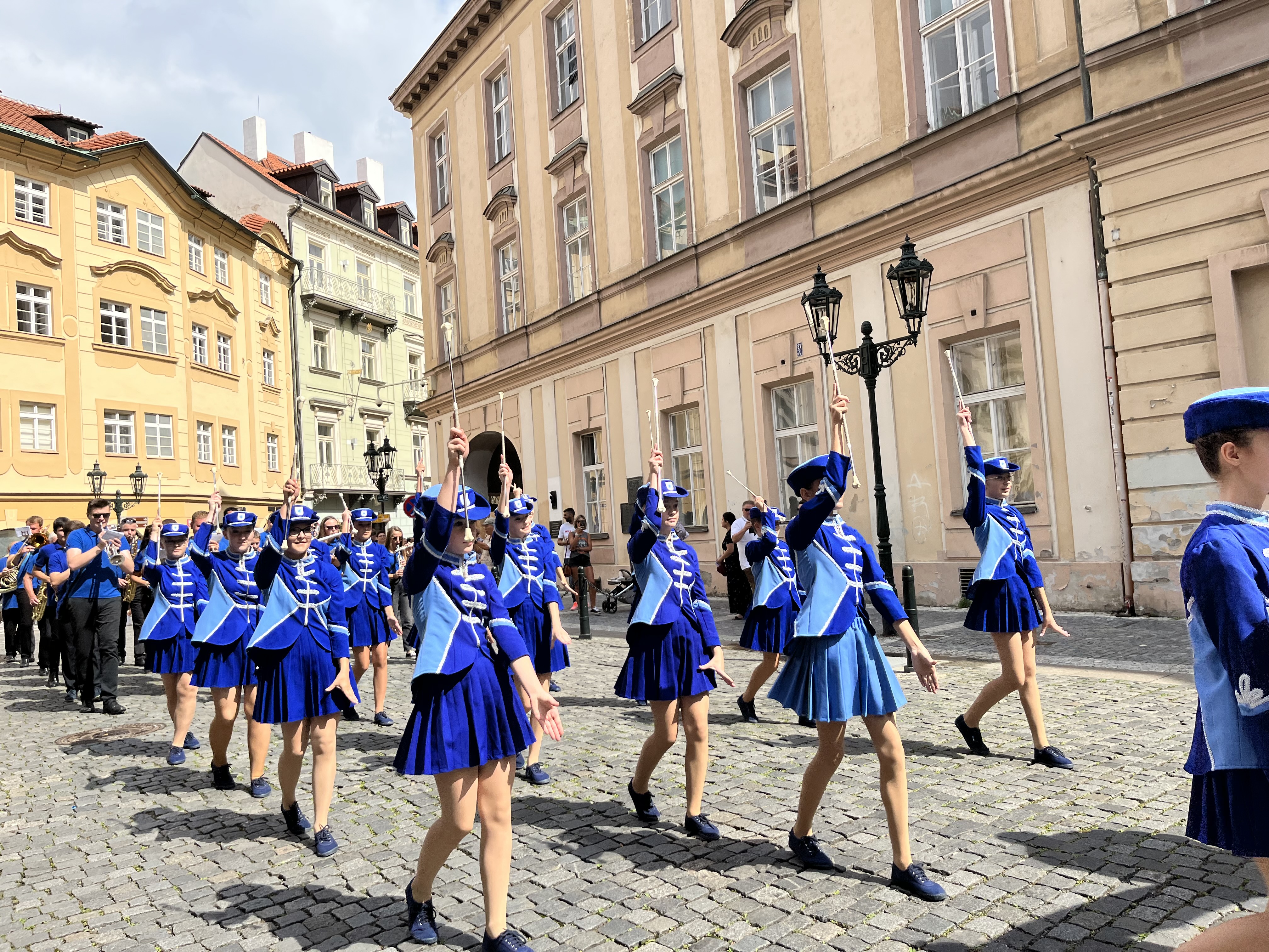 PUT U PRAG Mažoretkinje i puhački orkestar Male Subotice briljirali na Međunarodnom festivalu