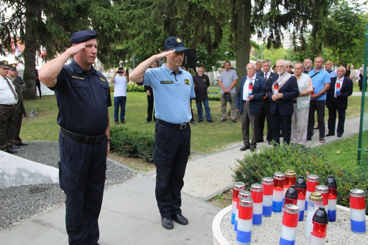 Međimurci Eduard Baltić i Florijan Novak podigli su hrvatski stijeg na Kninskog tvrđavi povijesnog 5. kolovoza 1995. Međimurci Eduard Baltić i Florijan Novak podigli su hrvatski stijeg na Kninskog tvrđavi povijesnog 5. kolovoza 1995.