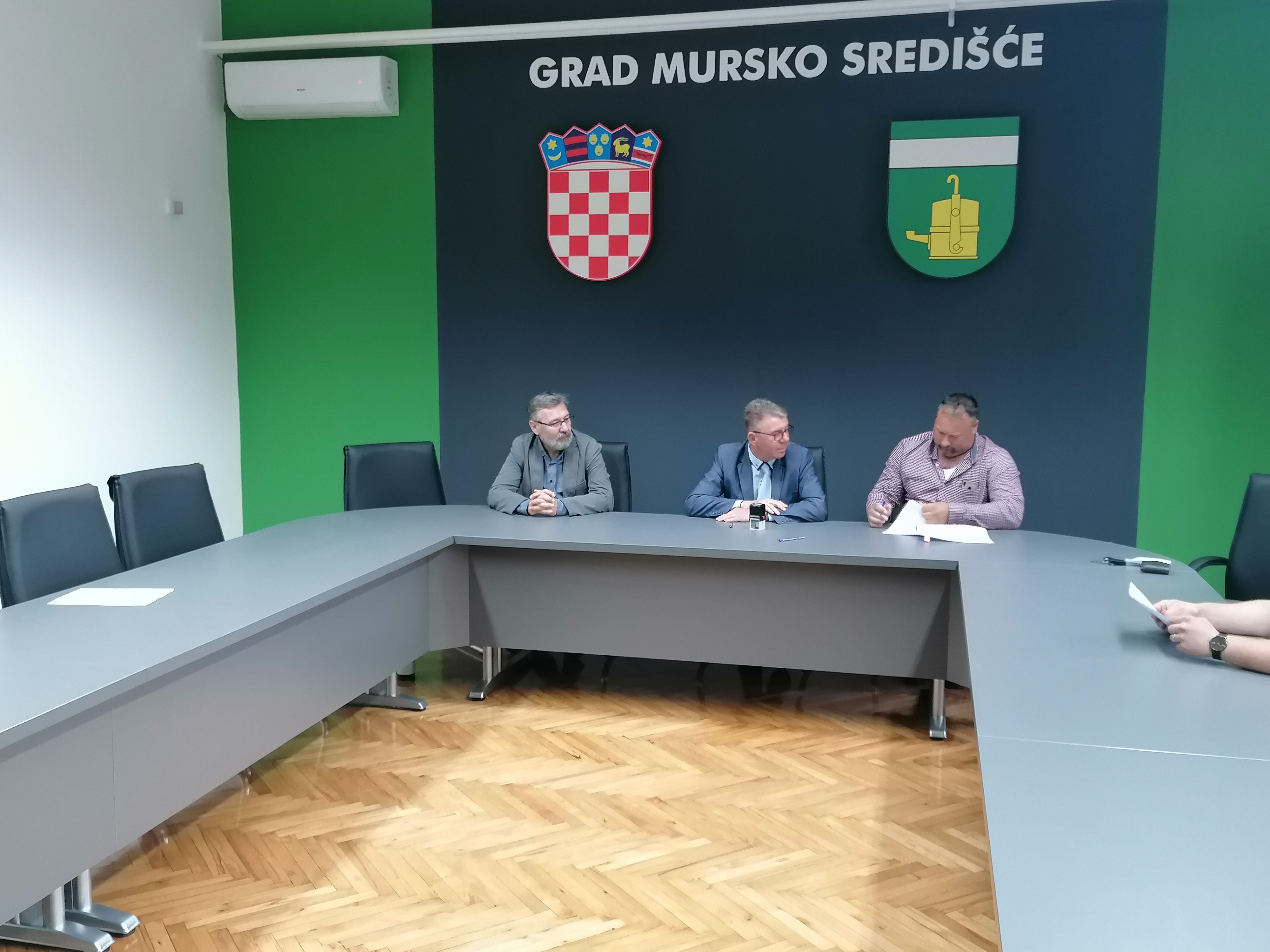 Potpisani ugovori o dodjeli poticaja za uređenje nekretnina na području Grada Mursko Središće   	Početkom siječnja ove godine Grad je raspisao Javni natječaj za dodjelu poticaja za uređenje nekretnina, a pravo na ostvarivanje poticaja imali su vlasnici ne