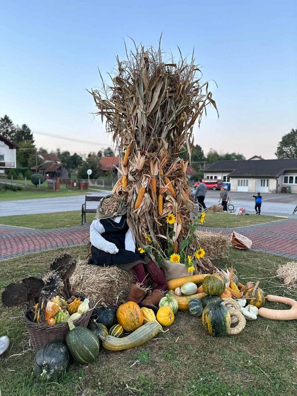 KRIŠTANOVEC Članice Udruge žena uredile mjesto i dale mu pravi jesenski štih