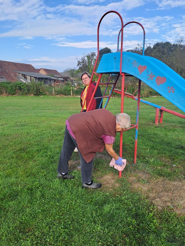 DONJI MIHALJEVEC Mještani ujedinjeni u sadnji drveća i bojanju igrala