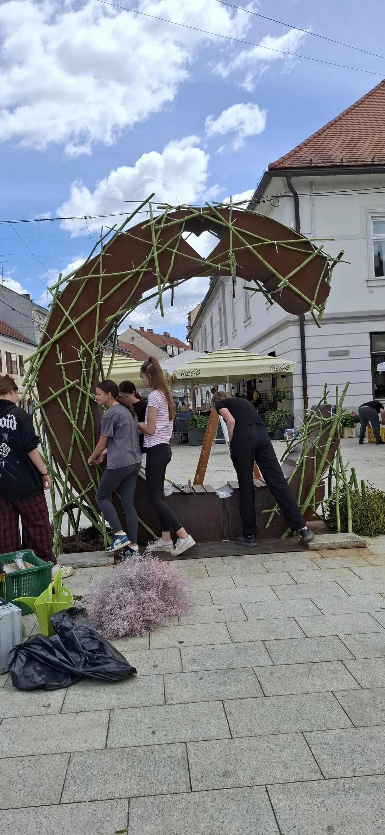 Povodom Festivala cvijeća, jagoda i tradicije u Čakovcu, učenice 1. CG, 2. KC i naša državna prvakinja u disciplini cvjećarstvo Marija Škoda izradile su prekrasnu cvjetnu instalaciju pod vodstvom mentorica Karmela Radošević i Renata Komes Sušec Povodom Festivala cvijeća, jagoda i tradicije u Čakovcu, učenice 1. CG, 2. KC i naša državna prvakinja u disciplini cvjećarstvo Marija Škoda izradile su prekrasnu cvjetnu instalaciju pod vodstvom mentorica Karmela Radošević i Renata Komes Sušec