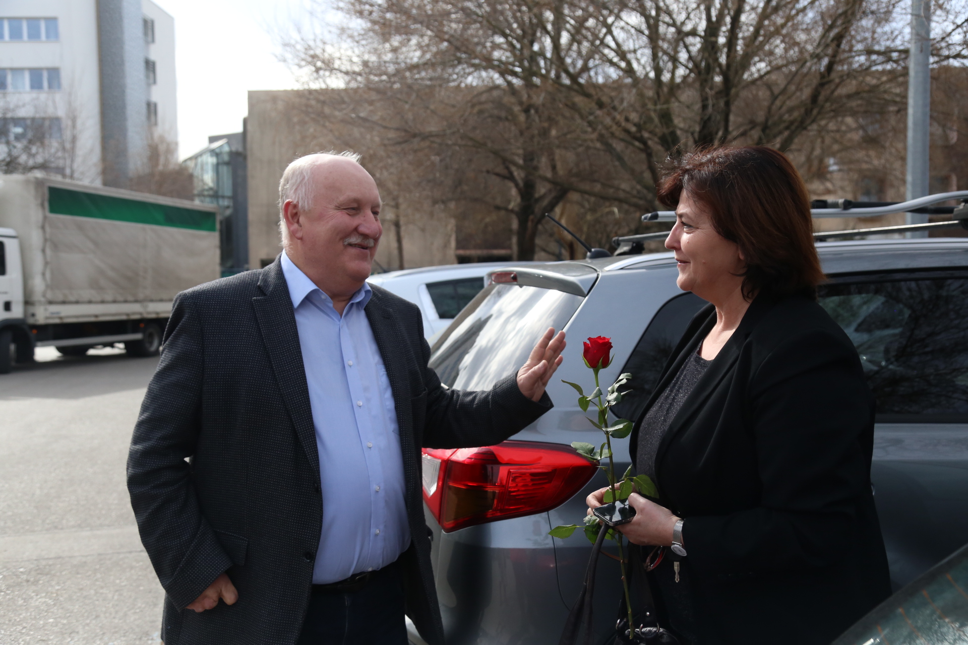 Međimurska policija cvijećem nagrađuje žene u prometu