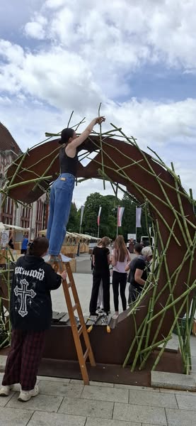 Povodom Festivala cvijeća, jagoda i tradicije u Čakovcu, učenice 1. CG, 2. KC i naša državna prvakinja u disciplini cvjećarstvo Marija Škoda izradile su prekrasnu cvjetnu instalaciju pod vodstvom mentorica Karmela Radošević i Renata Komes Sušec