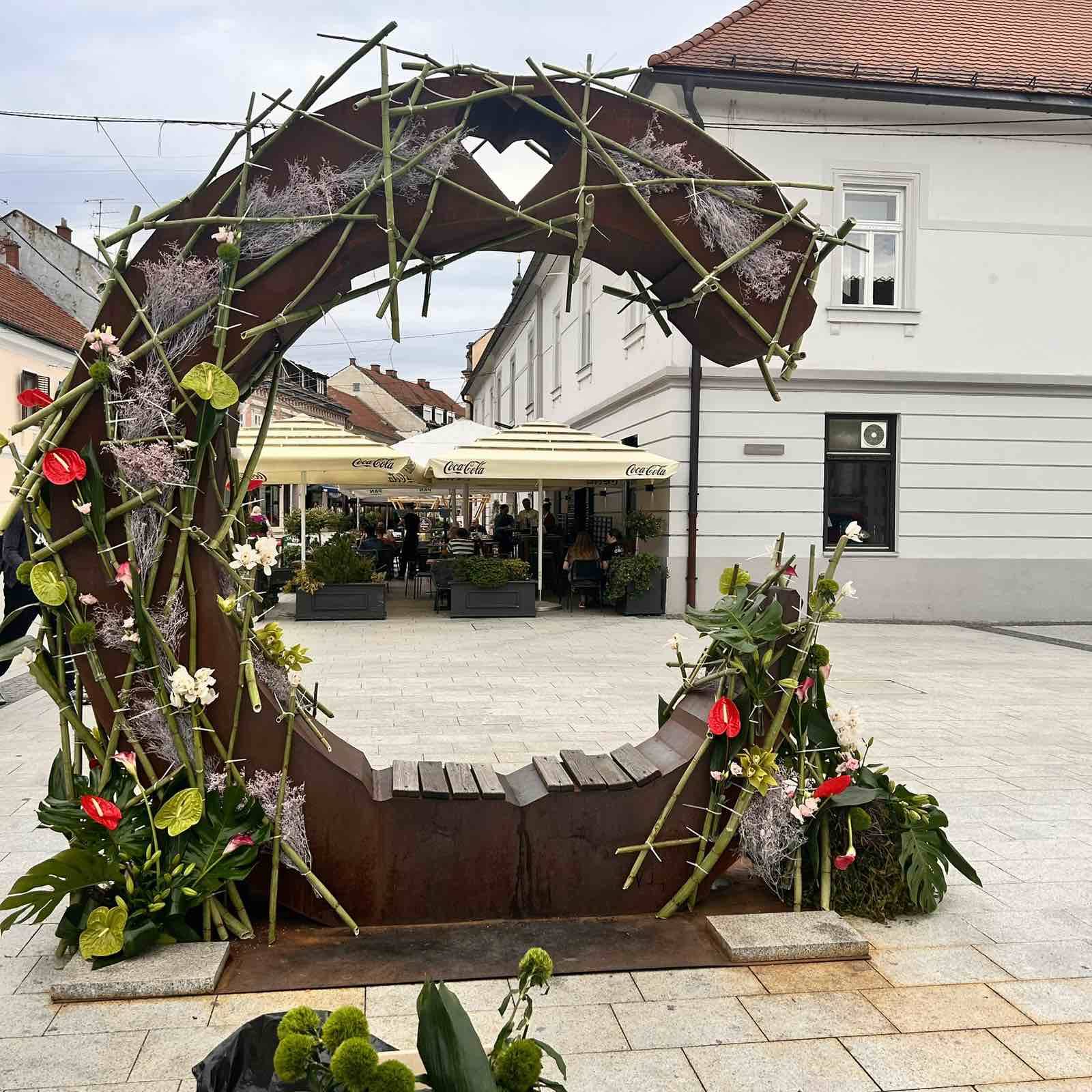 Povodom Festivala cvijeća, jagoda i tradicije u Čakovcu, učenice 1. CG, 2. KC i naša državna prvakinja u disciplini cvjećarstvo Marija Škoda izradile su prekrasnu cvjetnu instalaciju pod vodstvom mentorica Karmela Radošević i Renata Komes Sušec