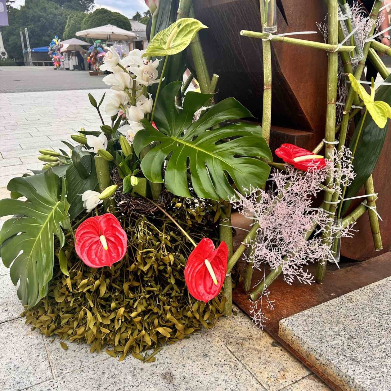 Povodom Festivala cvijeća, jagoda i tradicije u Čakovcu, učenice 1. CG, 2. KC i naša državna prvakinja u disciplini cvjećarstvo Marija Škoda izradile su prekrasnu cvjetnu instalaciju pod vodstvom mentorica Karmela Radošević i Renata Komes Sušec Povodom Festivala cvijeća, jagoda i tradicije u Čakovcu, učenice 1. CG, 2. KC i naša državna prvakinja u disciplini cvjećarstvo Marija Škoda izradile su prekrasnu cvjetnu instalaciju pod vodstvom mentorica Karmela Radošević i Renata Komes Sušec