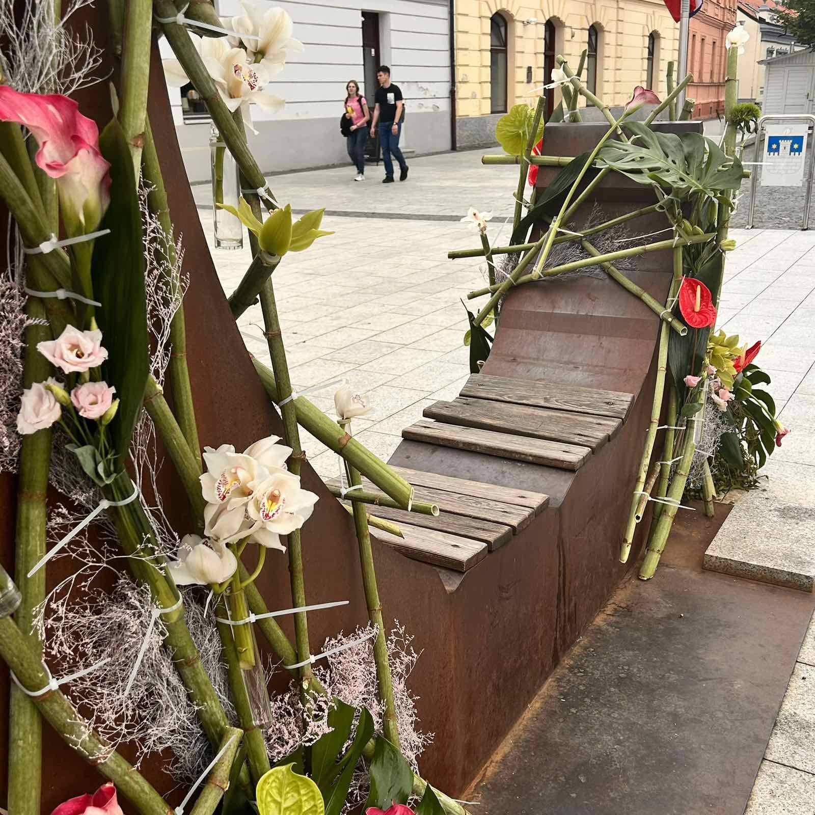 Povodom Festivala cvijeća, jagoda i tradicije u Čakovcu, učenice 1. CG, 2. KC i naša državna prvakinja u disciplini cvjećarstvo Marija Škoda izradile su prekrasnu cvjetnu instalaciju pod vodstvom mentorica Karmela Radošević i Renata Komes Sušec