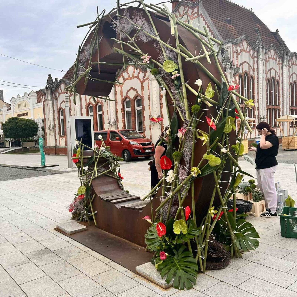 Povodom Festivala cvijeća, jagoda i tradicije u Čakovcu, učenice 1. CG, 2. KC i naša državna prvakinja u disciplini cvjećarstvo Marija Škoda izradile su prekrasnu cvjetnu instalaciju pod vodstvom mentorica Karmela Radošević i Renata Komes Sušec Povodom Festivala cvijeća, jagoda i tradicije u Čakovcu, učenice 1. CG, 2. KC i naša državna prvakinja u disciplini cvjećarstvo Marija Škoda izradile su prekrasnu cvjetnu instalaciju pod vodstvom mentorica Karmela Radošević i Renata Komes Sušec