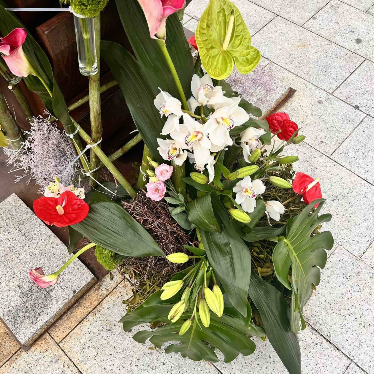 Povodom Festivala cvijeća, jagoda i tradicije u Čakovcu, učenice 1. CG, 2. KC i naša državna prvakinja u disciplini cvjećarstvo Marija Škoda izradile su prekrasnu cvjetnu instalaciju pod vodstvom mentorica Karmela Radošević i Renata Komes Sušec Povodom Festivala cvijeća, jagoda i tradicije u Čakovcu, učenice 1. CG, 2. KC i naša državna prvakinja u disciplini cvjećarstvo Marija Škoda izradile su prekrasnu cvjetnu instalaciju pod vodstvom mentorica Karmela Radošević i Renata Komes Sušec