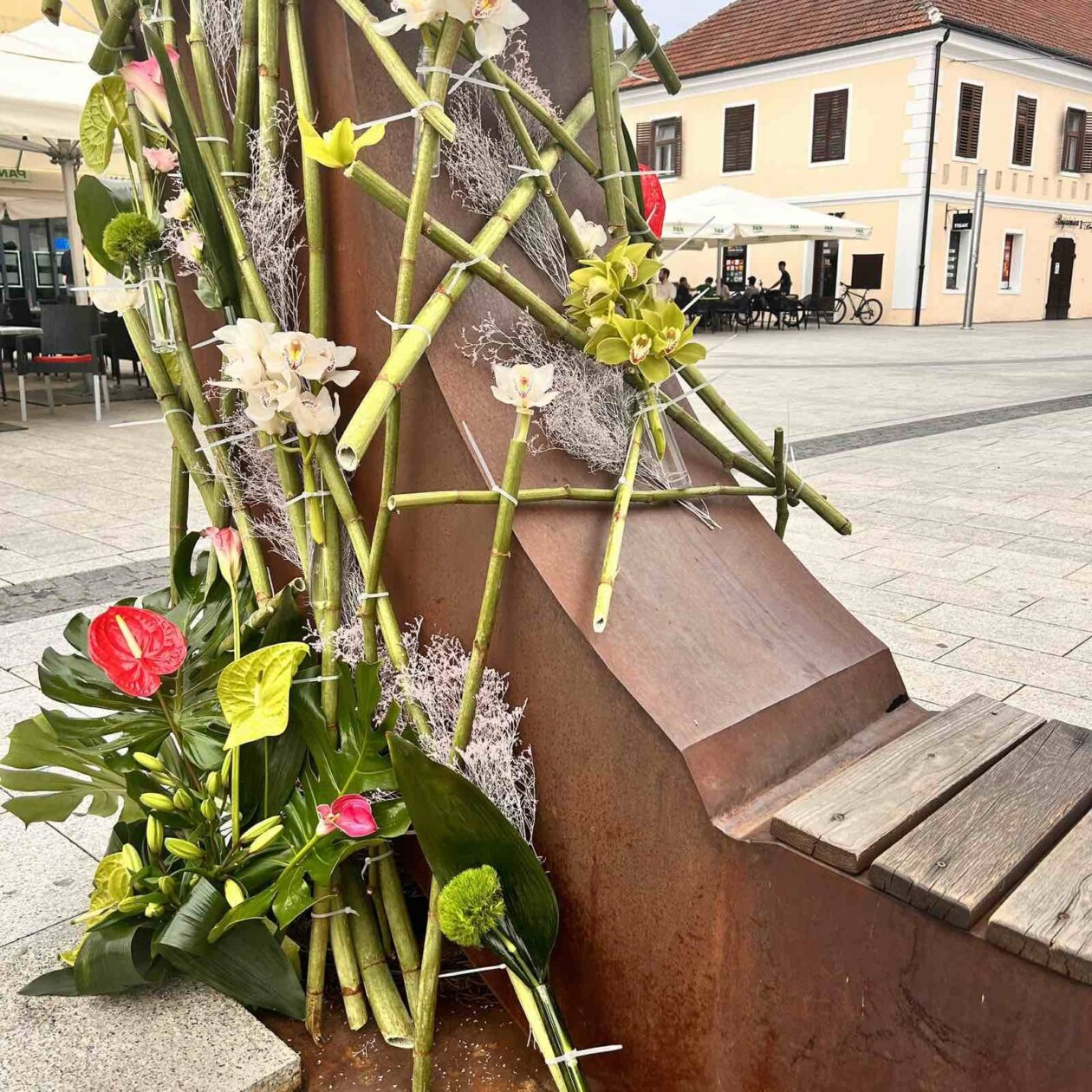 Povodom Festivala cvijeća, jagoda i tradicije u Čakovcu, učenice 1. CG, 2. KC i naša državna prvakinja u disciplini cvjećarstvo Marija Škoda izradile su prekrasnu cvjetnu instalaciju pod vodstvom mentorica Karmela Radošević i Renata Komes Sušec Povodom Festivala cvijeća, jagoda i tradicije u Čakovcu, učenice 1. CG, 2. KC i naša državna prvakinja u disciplini cvjećarstvo Marija Škoda izradile su prekrasnu cvjetnu instalaciju pod vodstvom mentorica Karmela Radošević i Renata Komes Sušec