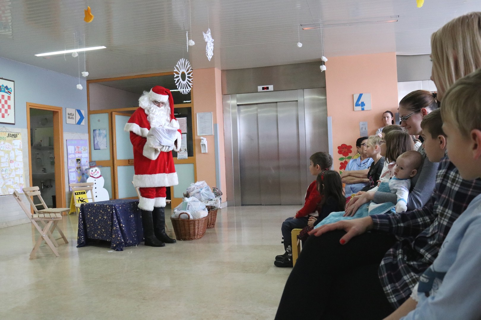 Djed Mraz predstavom i poklonima razveselio mališane s dječjeg odjela ŽB Čakovec