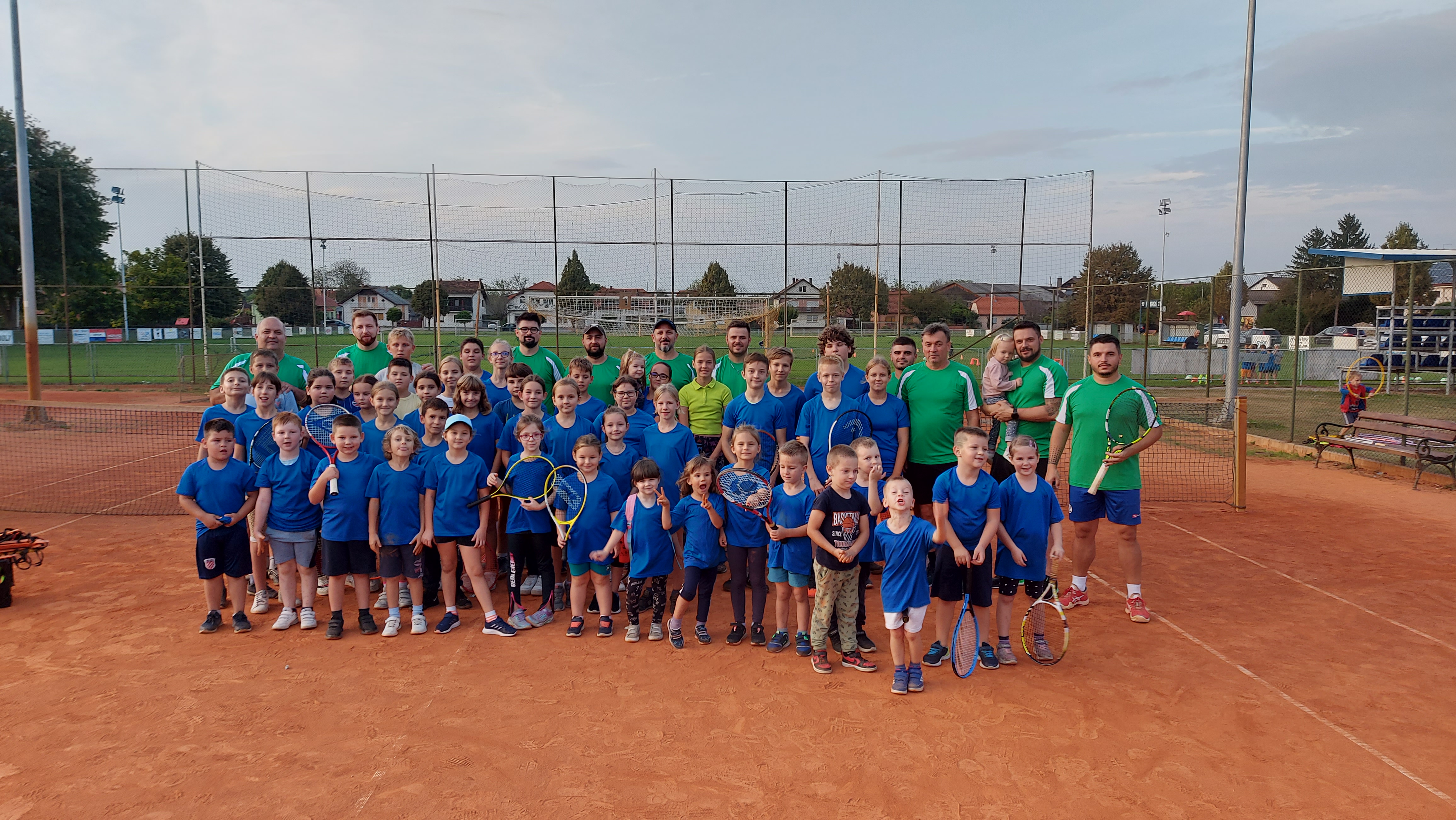 MLADI DOBRAVSKI SPORTAŠI Djeca učila igrati tenis