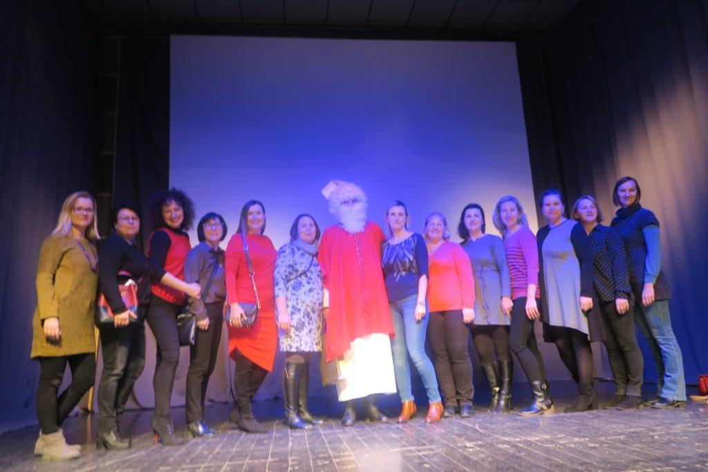 SV. NIKOLA U KOTORIBI Stotinjak mališana dočekalo omiljenog sveca