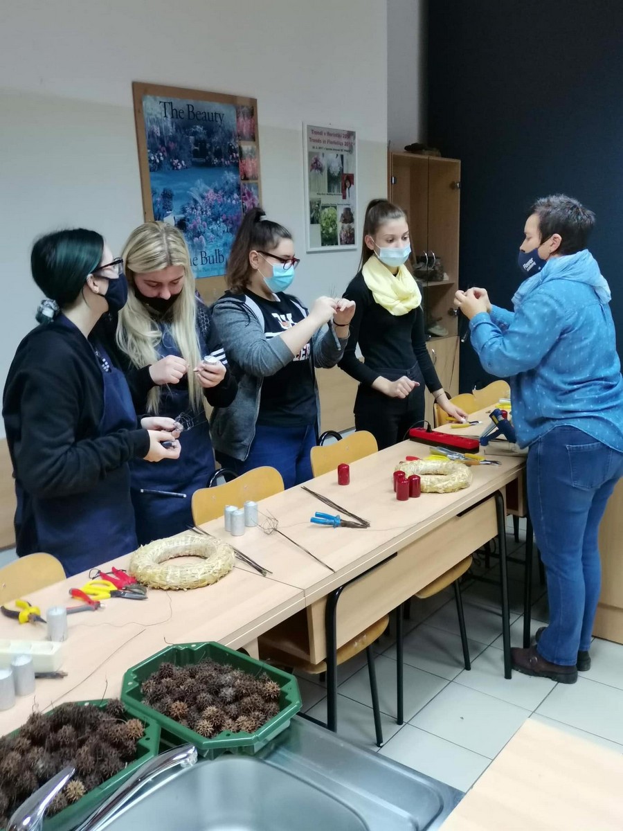 FOTO Profesorica Sabina Šegula iz Slovenije održala radionicu izrade adventskih dekoracija u Gospodarskoj školi Čakovec FOTO Profesorica Sabina Šegula iz Slovenije održala radionicu izrade adventskih dekoracija u Gospodarskoj školi Čakovec