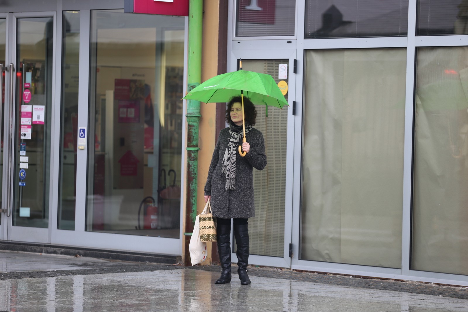 KLIKOM PO ČAKOVCU Oblačno i kišovito prijepodne nije spriječilo građane da dođu u centar grada KLIKOM PO ČAKOVCU Oblačno i kišovito prijepodne nije spriječilo građane da dođu u centar grada