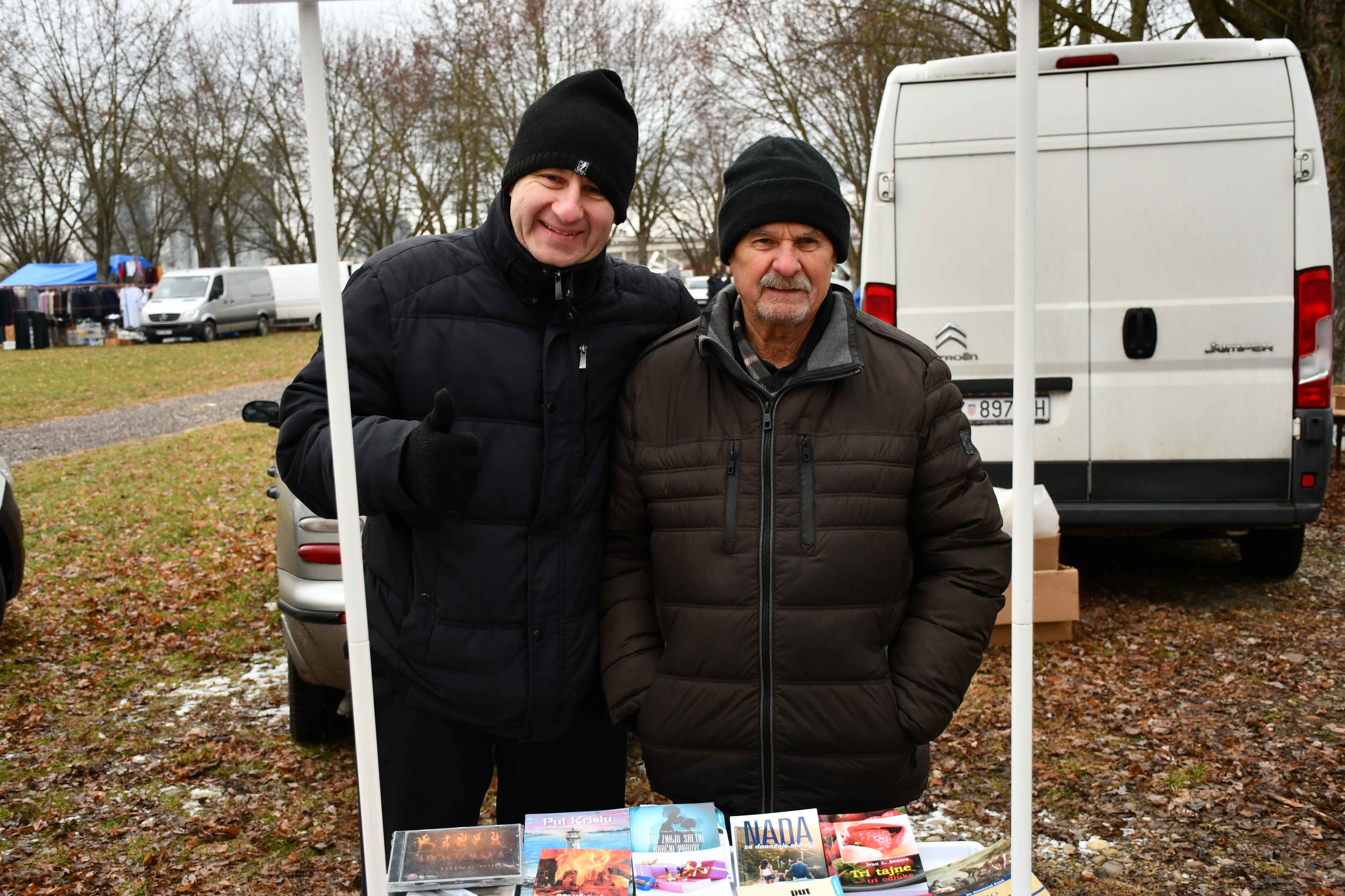 KUPCI NAHRLILI Hladna siječanjska srijeda ispunjena robom i veselim licima