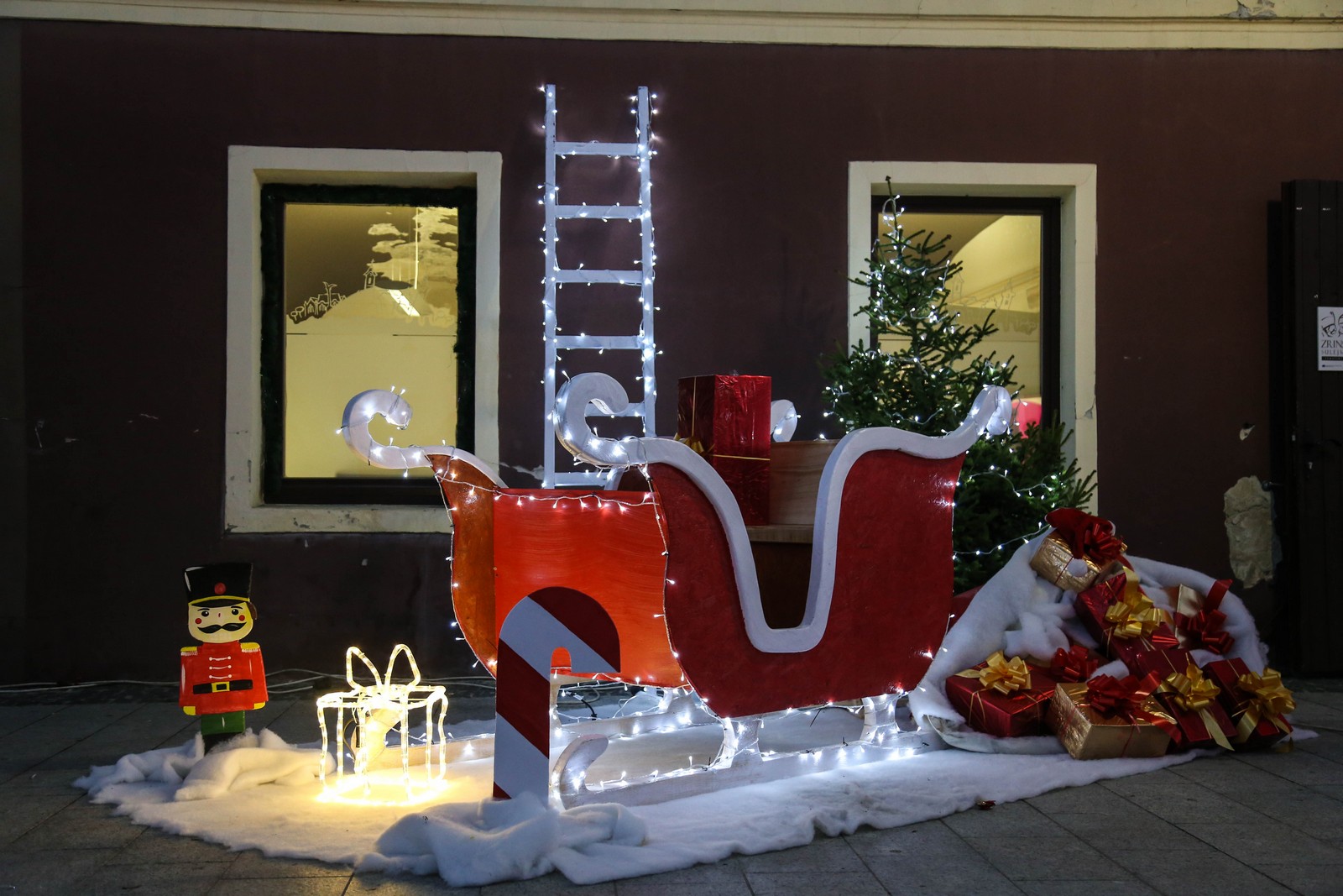 Upaljena prva adventska svijeća u Čakovcu: Predivna rasvjeta zasjala gradom