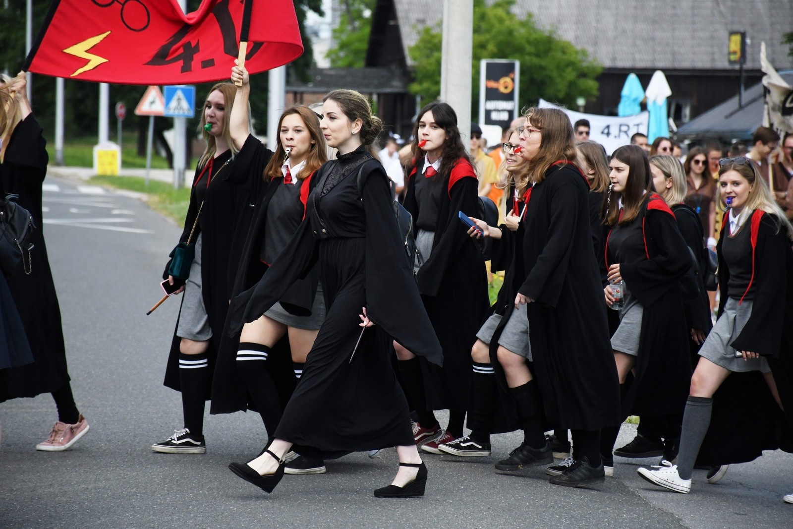 FOTO Povorka protutnjala gradom, maturanti s osmjehom dočekali kraj srednje škole!