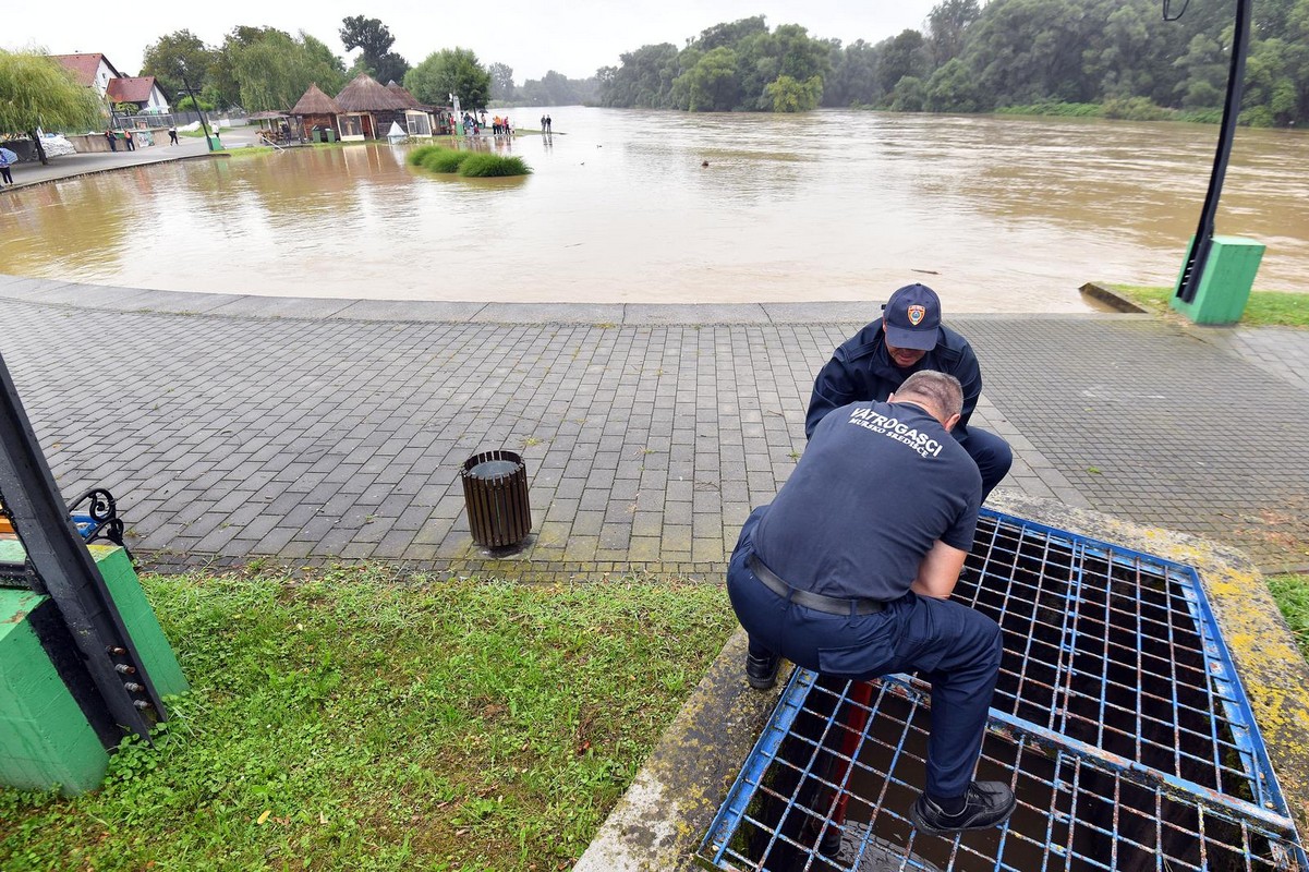 GRAĐANE ČEKA DUGA NOĆ Mura se izlila na šetnicu u Murskom Središću