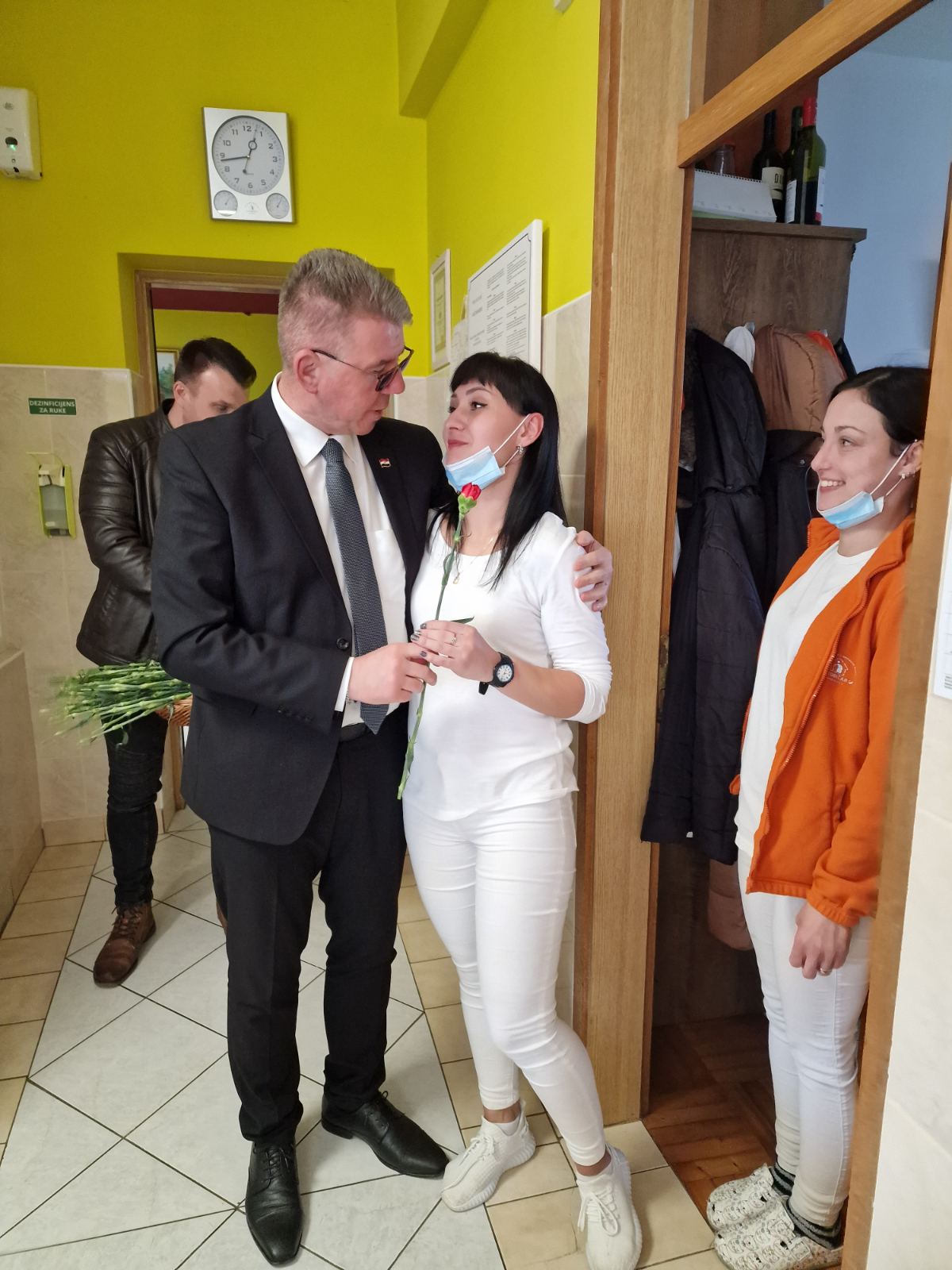 Gradonačelnik Dražen Srpak darivao žene na njihovim radnim mjestima