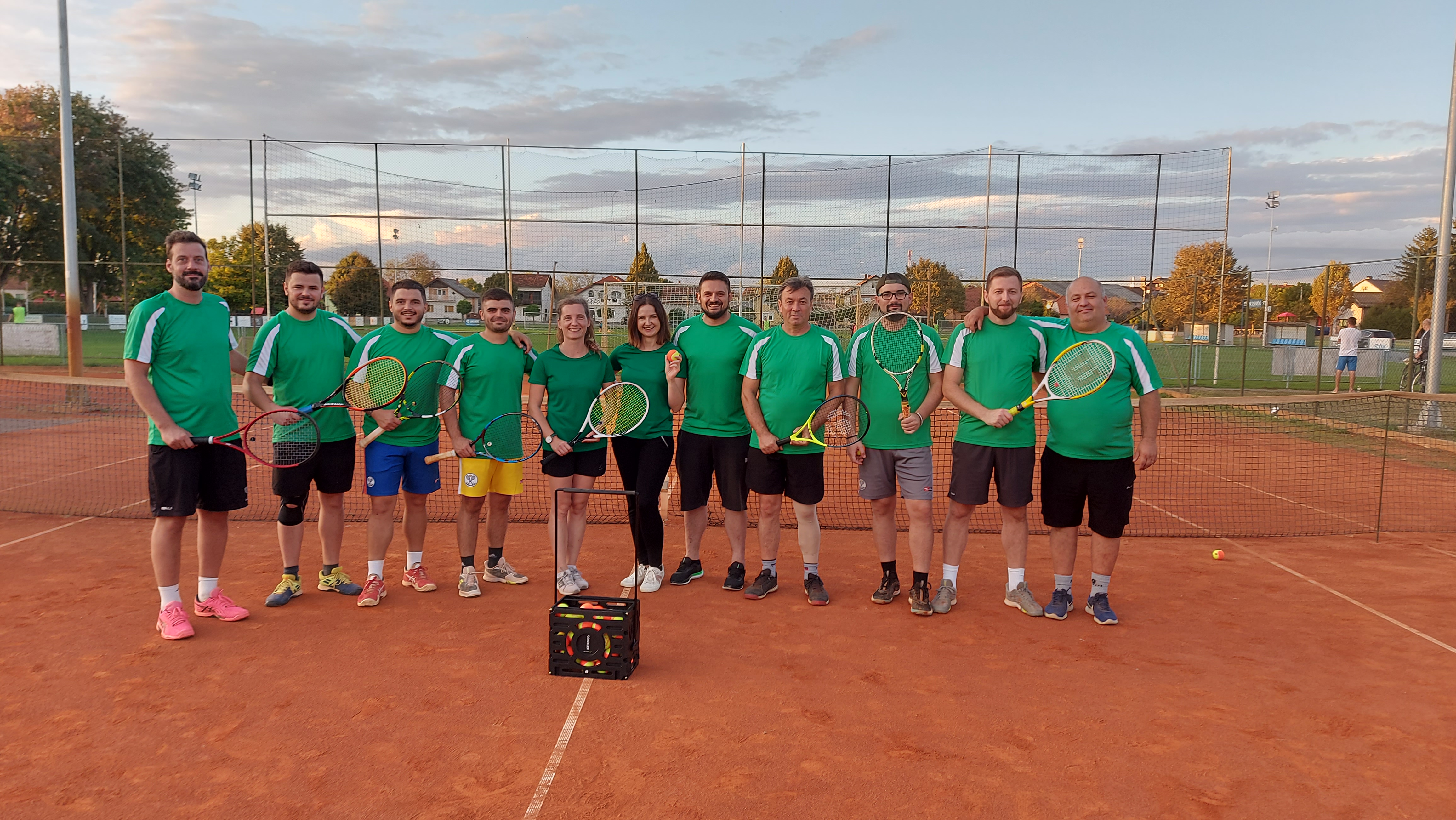 MLADI DOBRAVSKI SPORTAŠI Djeca učila igrati tenis