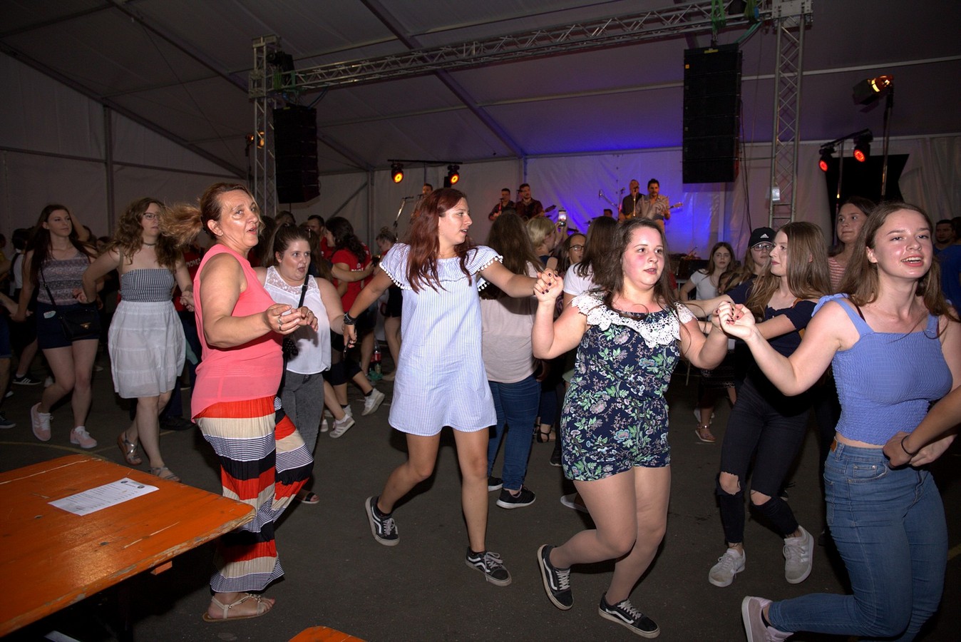 Mejaši rasplesali brojnu publiku u Palovcu