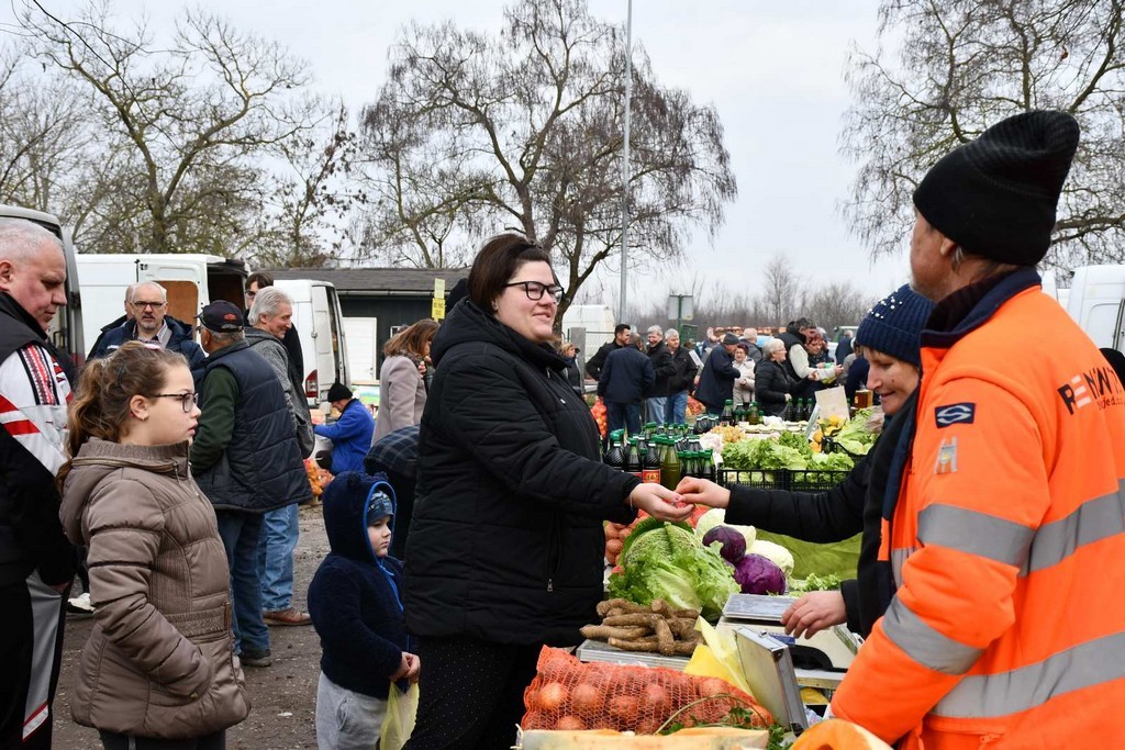 SAJAM SRIJEDOM FOTO Prvi čakovečki sajam otkad smo uveli euro. Cijene su istaknute u eurima i kunama.  MH  ‘Cifre su male pak se čini kak da je fal!’ – rekli su kupci  Prva je sajamska srijeda otkad smo ušli u eurozonu. Nakon gotovo 30 godina opraštamo se