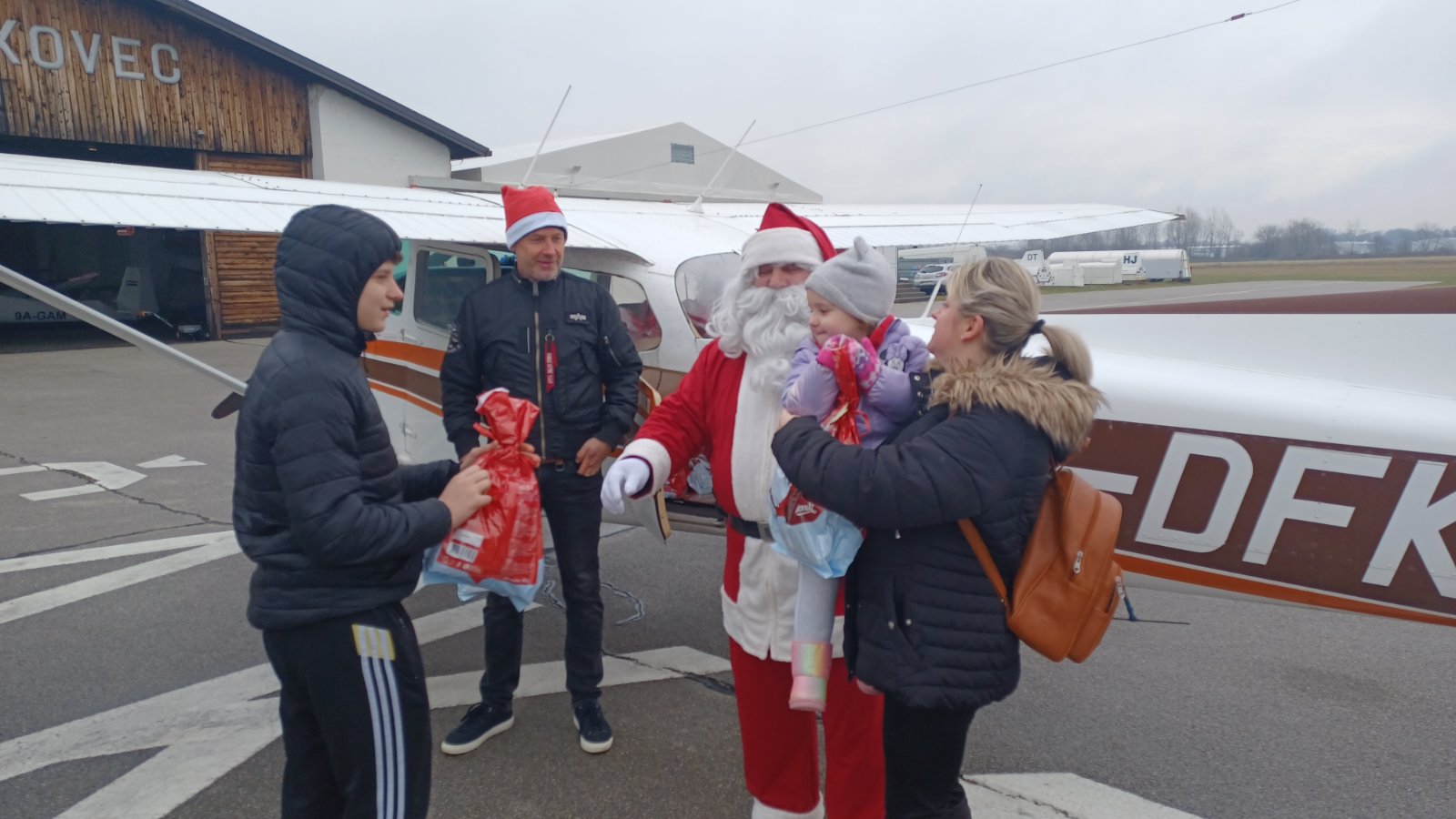 FOTO/VIDEO Djedu Božićnjaku na putu za Pribislavec pokvarile se saonice, no pronašao je rješenje – stigao avionom FOTO/VIDEO Djedu Božićnjaku na putu za Pribislavec pokvarile se saonice, no pronašao je rješenje – stigao avionom