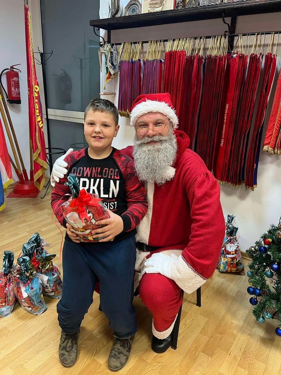 DVD STRAHONINEC Djecu posjetio Djed Božićnjak i podijelio im poklone