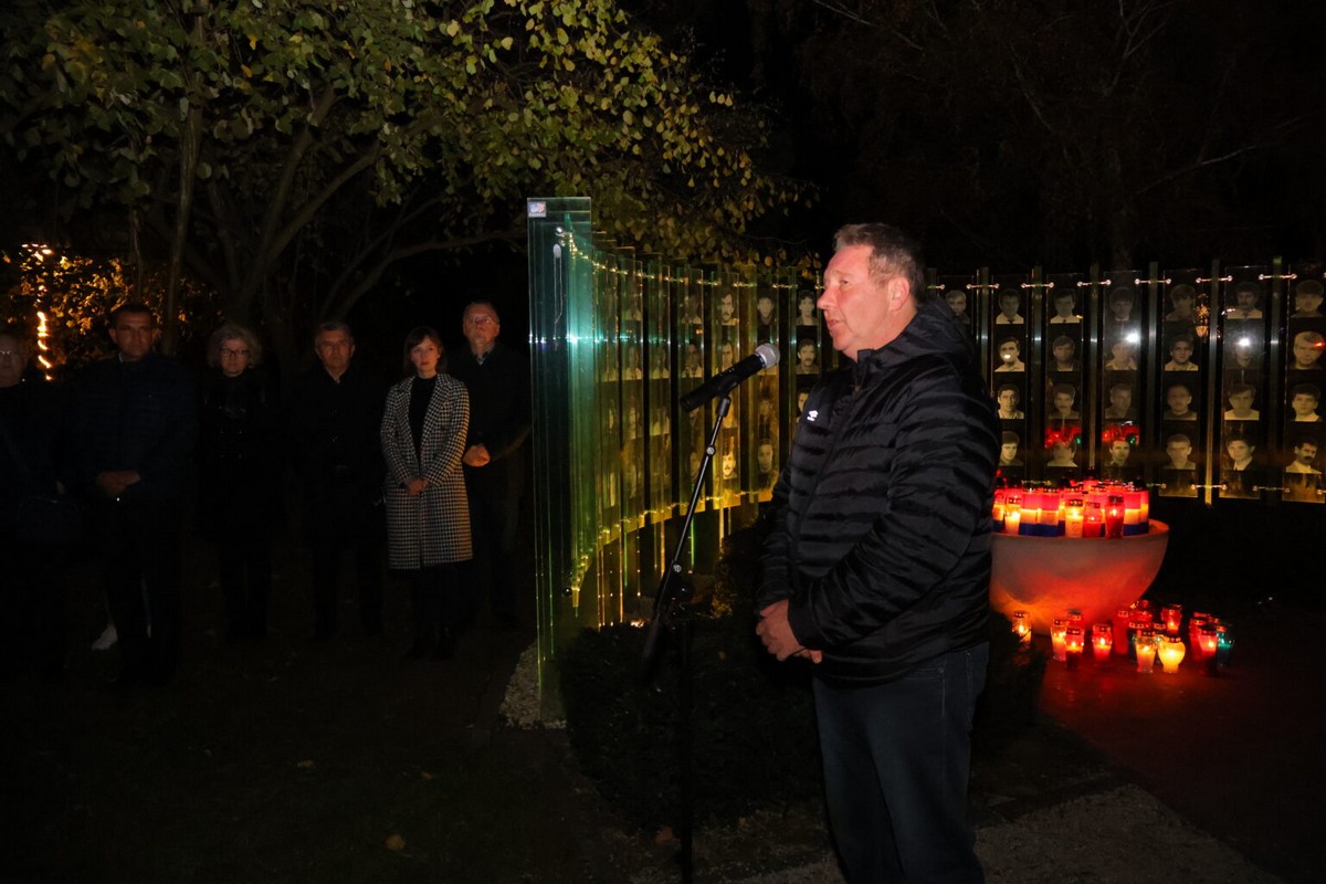 DAN SJEĆANJA Čakovec se i ove godine dostojanstveno prisjetio žrtava Vukovara i Škrabrnje te obljetnice pogibije Nikole VII. Zrinskog DAN SJEĆANJA Čakovec se i ove godine dostojanstveno prisjetio žrtava Vukovara i Škrabrnje te obljetnice pogibije Nikole VII. Zrinskog