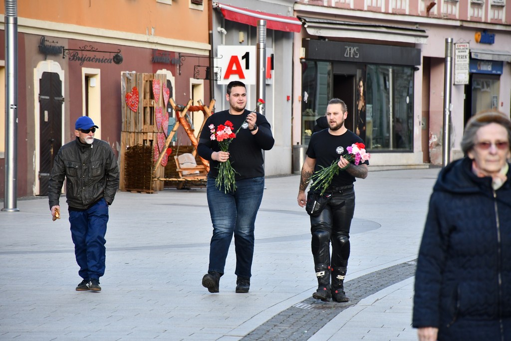 Free riders Pikač u centru Čakovca podjelom karanfila obradovali brojne žene