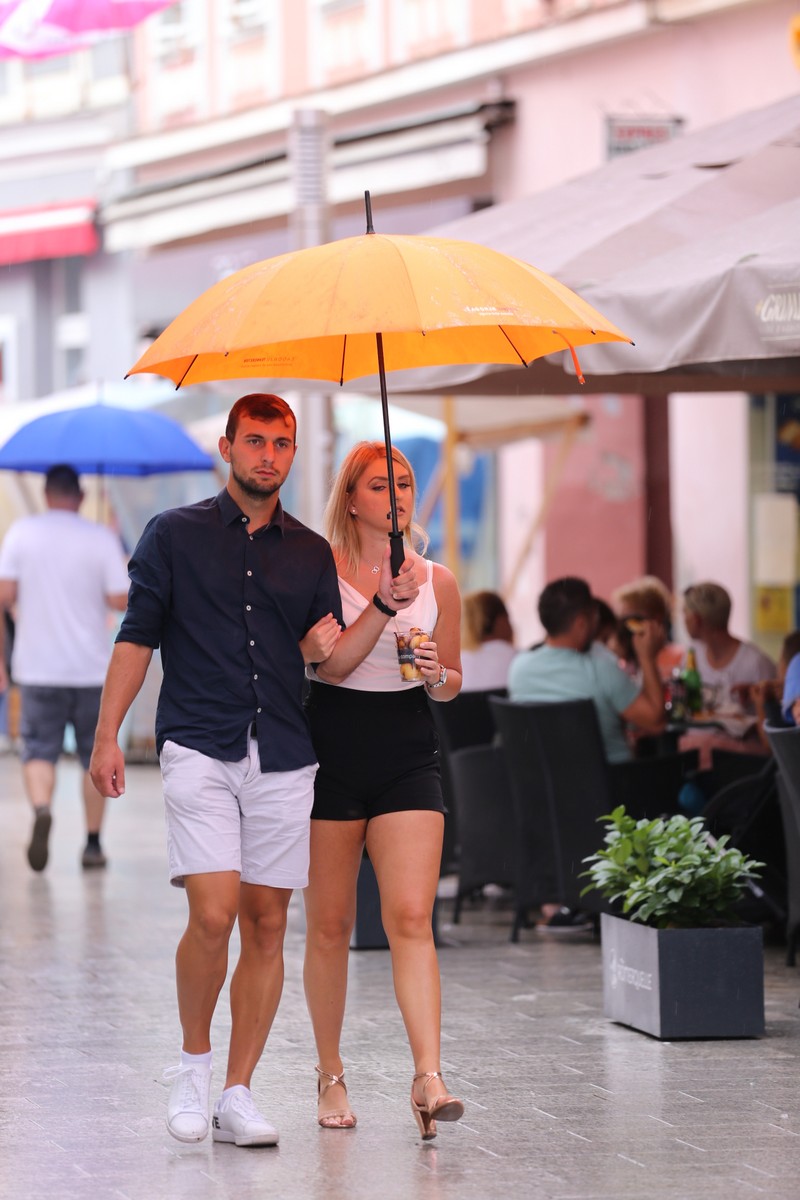 KLIKOM ISPOD KIŠOBRANA Malo kiše, malo sunca, ali centar Čakovca je ispunjen građanima
