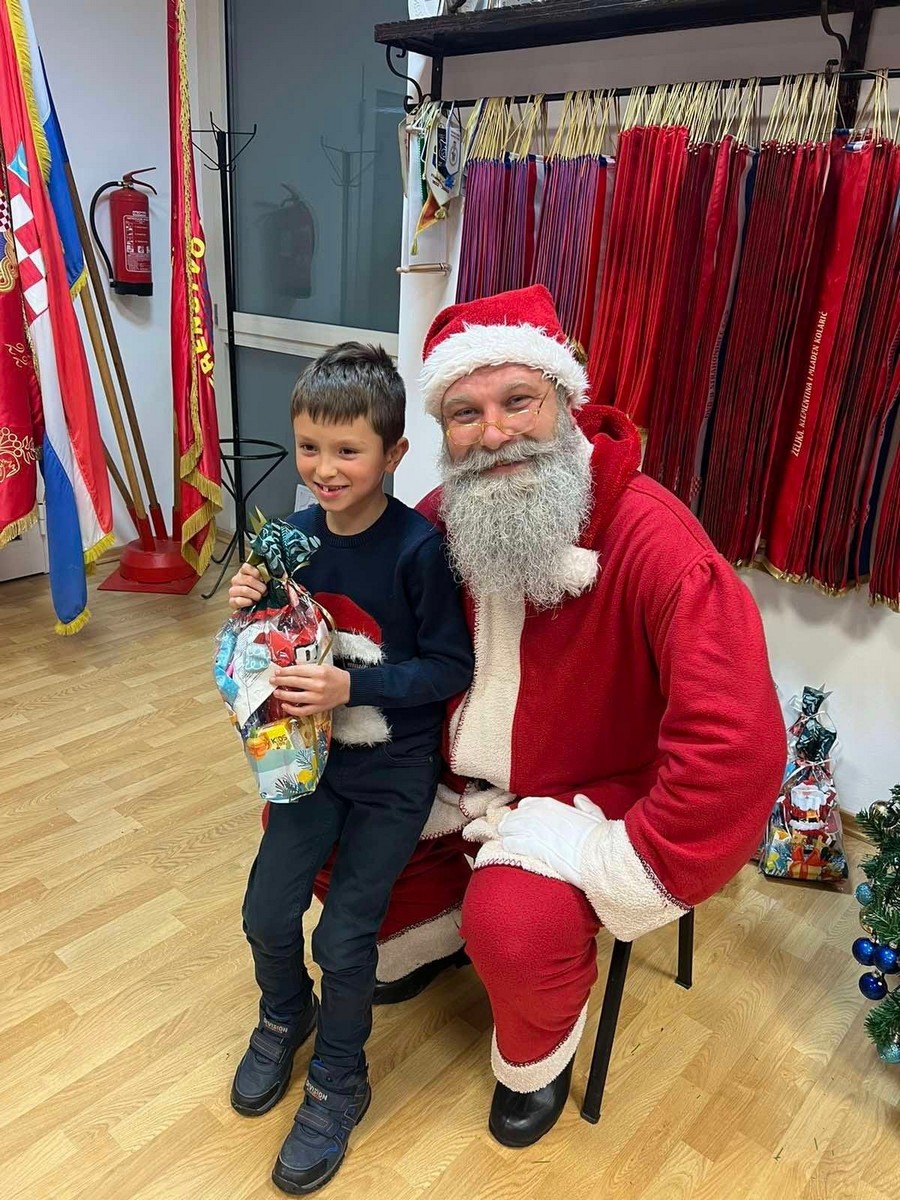 DVD STRAHONINEC Djecu posjetio Djed Božićnjak i podijelio im poklone