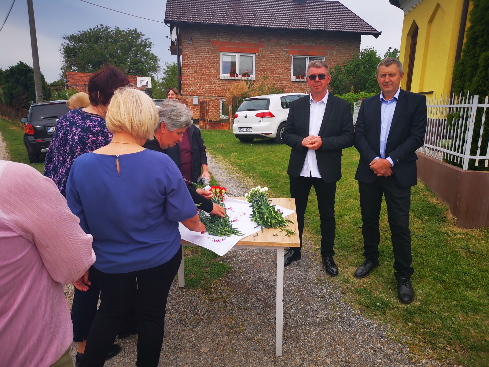 FOTO Podijeljeni karanfili svim majkama! Srpak: ‘Jedna je mama, sretan Majčin dan!’