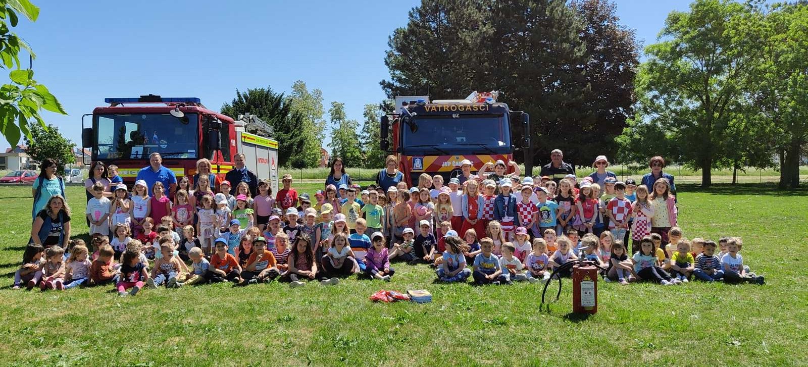 POSJET  VATROGASACA  Povodom Dana grada Čakovca i mjeseca zaštite od požara , 19.5.2022., vrtić Maslačak posjetili su vatrogasci Dvd-a Pustakovec – Buzovec – Putjane s dva vatrogasna vozila. Predsjednik VZ grada Čakovca, g. Mario Medved djeci je objasnio