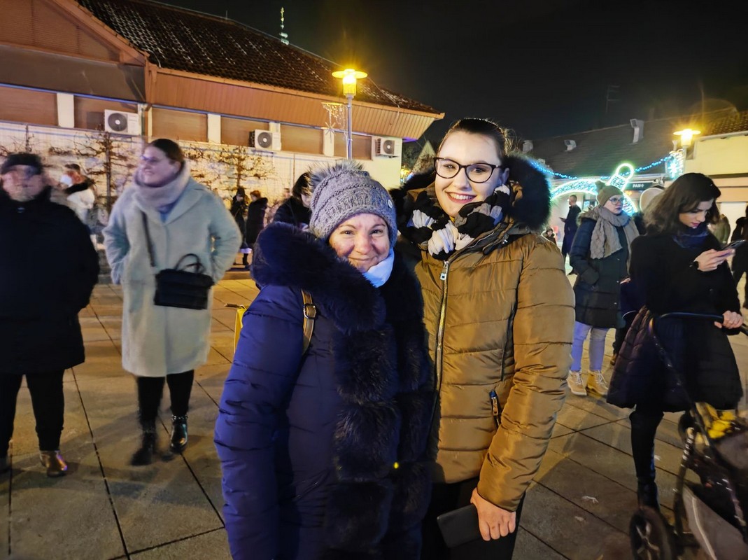 VIDEO/FOTO Bend Tragovi su ugrijali publiku na Adventskoj čaroliji u Prelogu!