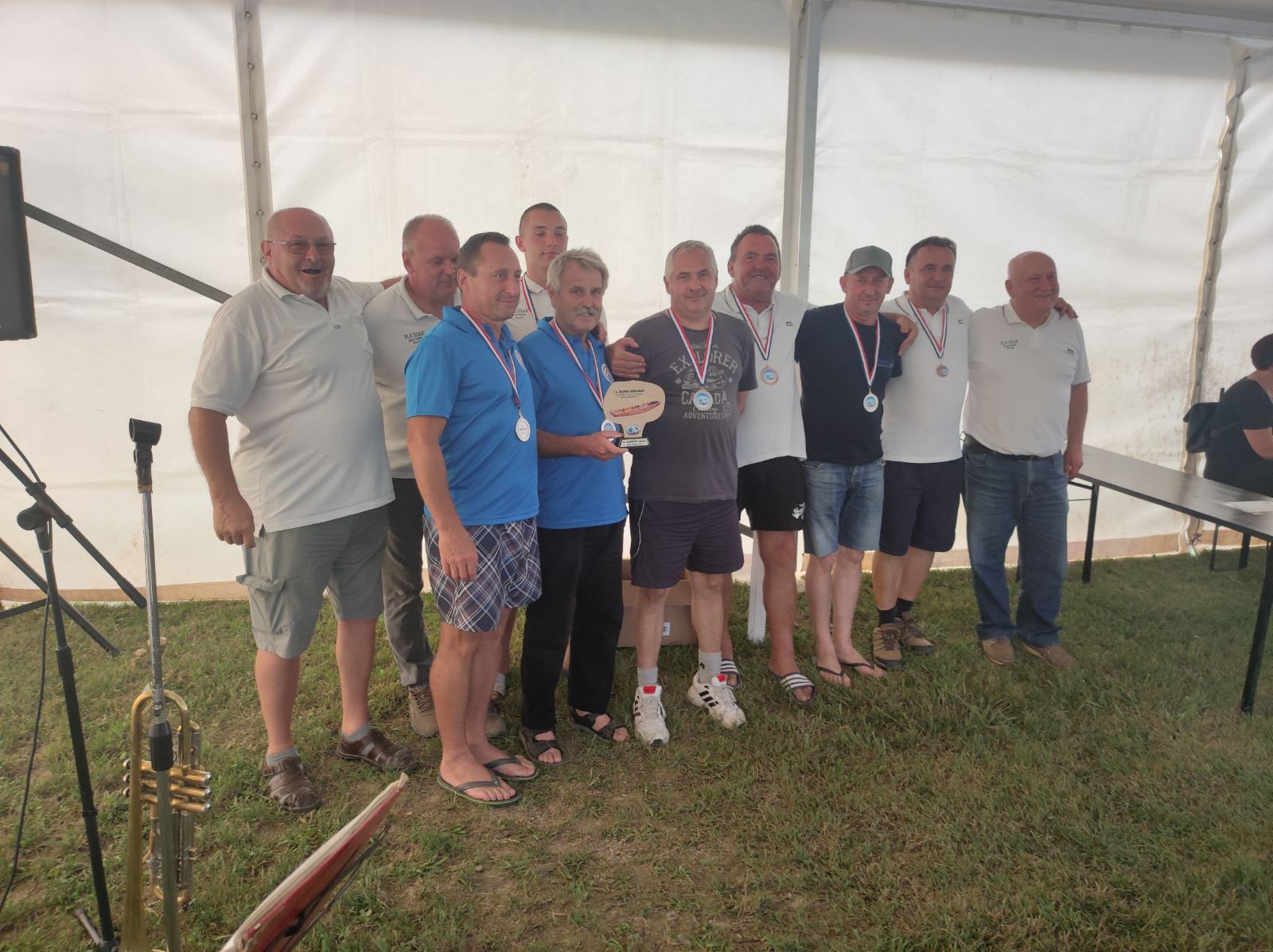 FOTO Pobjednici natjecanja u ekipnom veslanju dravskim čamcima su ekipe ‘Royal transport’ i ‘Fljojsarice’ FOTO Pobjednici natjecanja u ekipnom veslanju dravskim čamcima su ekipe ‘Royal transport’ i ‘Fljojsarice’