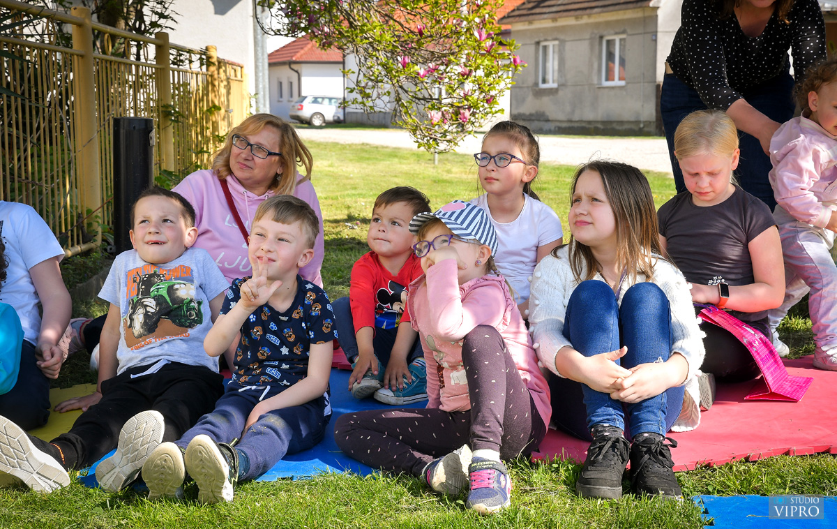 Mala slobodna knjižnica u Oporovcu