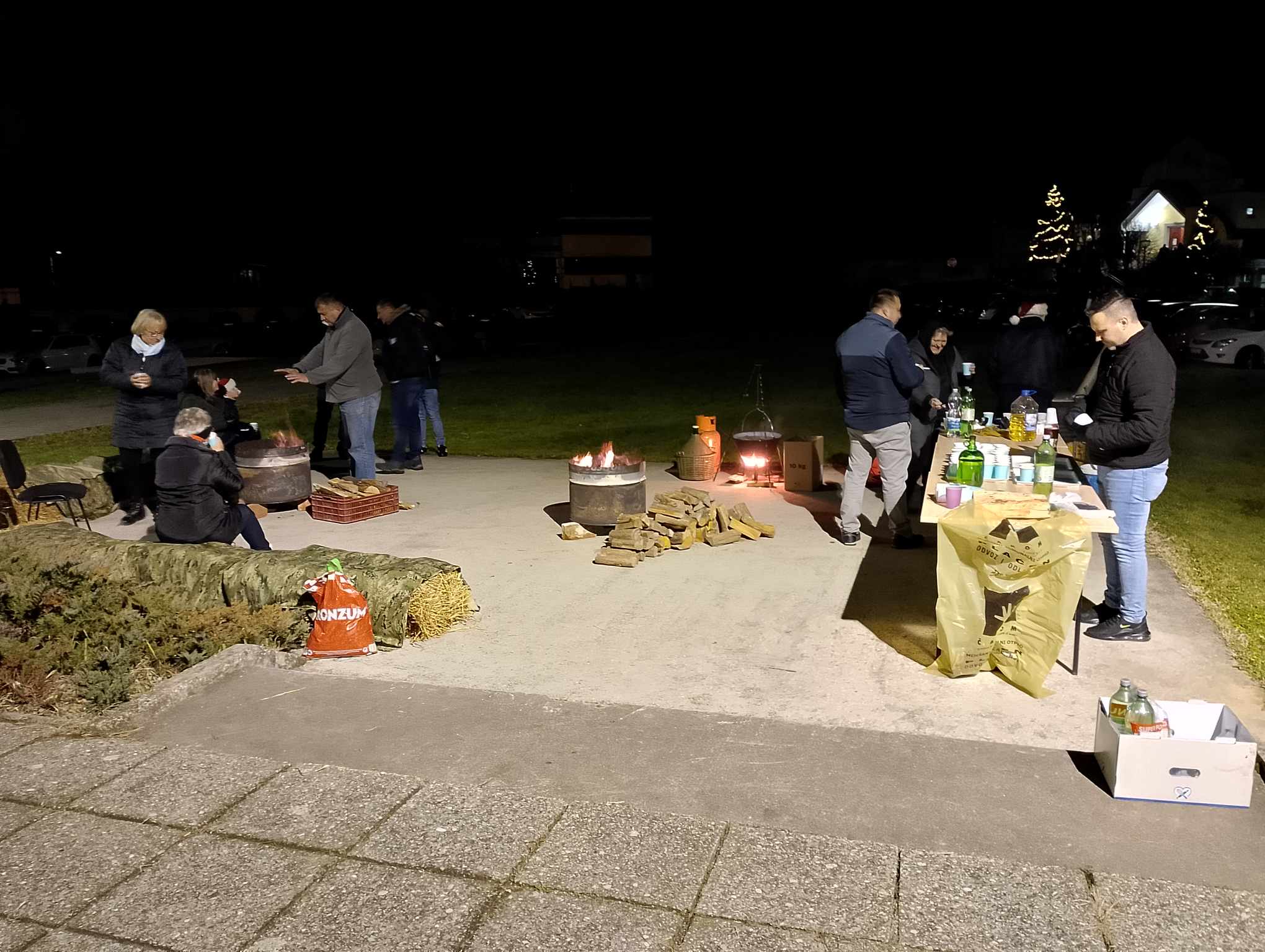 MAČKOVEC U BOŽIĆNOM ZAGRLJAJU Kuhano vino i topli čaj nakon polnoćke okupili mještane kod Društvenom domu