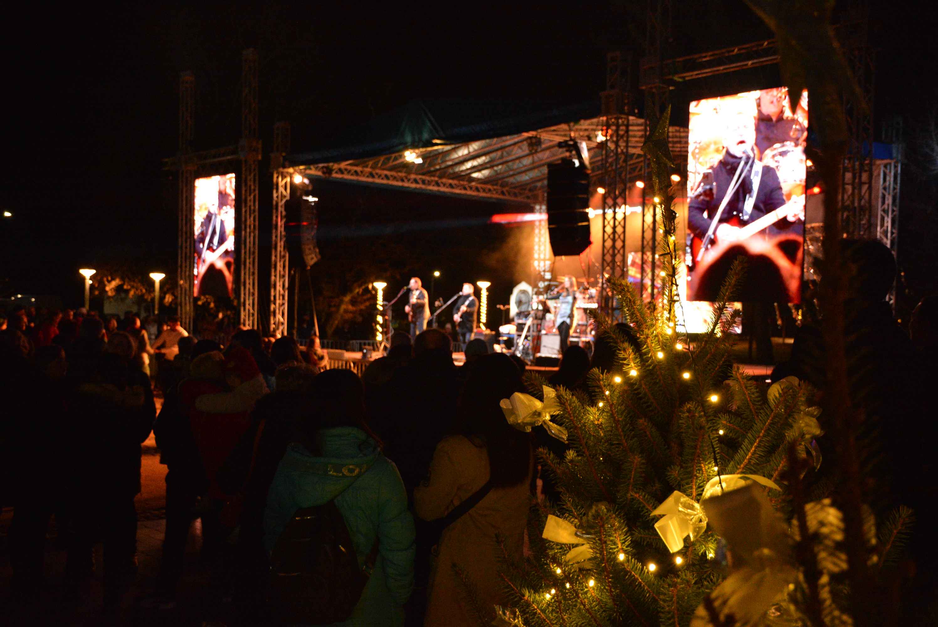 FOTO/VIDEO Čakovec veselo proslavio dolazak 2024. uz ritam ‘Noćne smjene’ i puni trg