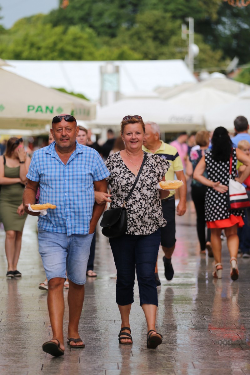 KLIKOM ISPOD KIŠOBRANA Malo kiše, malo sunca, ali centar Čakovca je ispunjen građanima