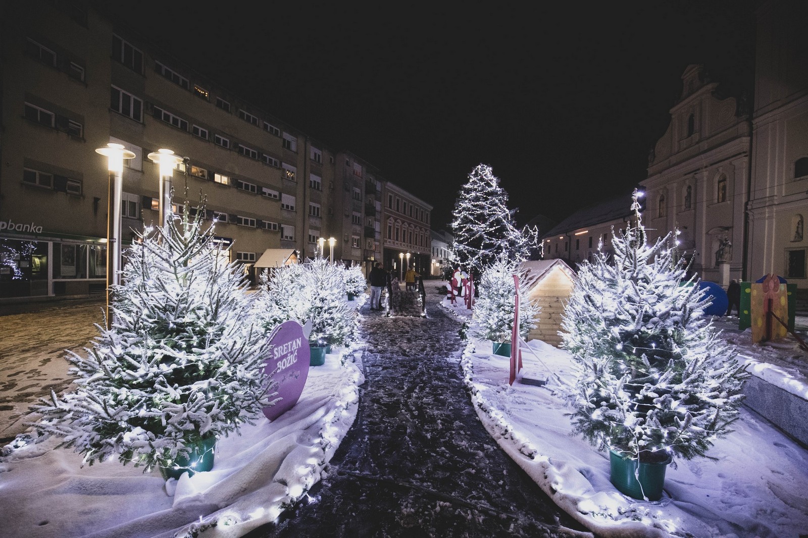 Mališani uživali u sanjkanju, snježna dekoracija centru Čakovca dala posebnu čar